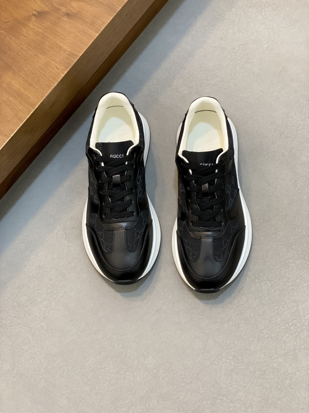 NO:355341,【Gucci】Gucci - High-end quality Original single - Upper Napa calfskin, lychee calfskin, computer embroidery brand totem - Inner water dyed cowhide - Outsole ultra-light TPU·rubber; Two-color molded sole - Ultra-high quality control·fine workmanship highlighted (high-end, noble, grade) -Size 38-44 (45 can be customized),,gucci,gucci,cowhide19860909【Gucci】古驰 -高端品质 原单 -鞋面纳帕小牛皮、荔纹小牛皮、电脑刺绣品牌图腾 -内里水染牛皮 -大底超轻TPU·橡胶；双色成型大底 -超高品控·做工精细凸显(高端·贵气·档次) -Size 38-44（45可订做),,gucci,gucci,cowhide,Men's shoes