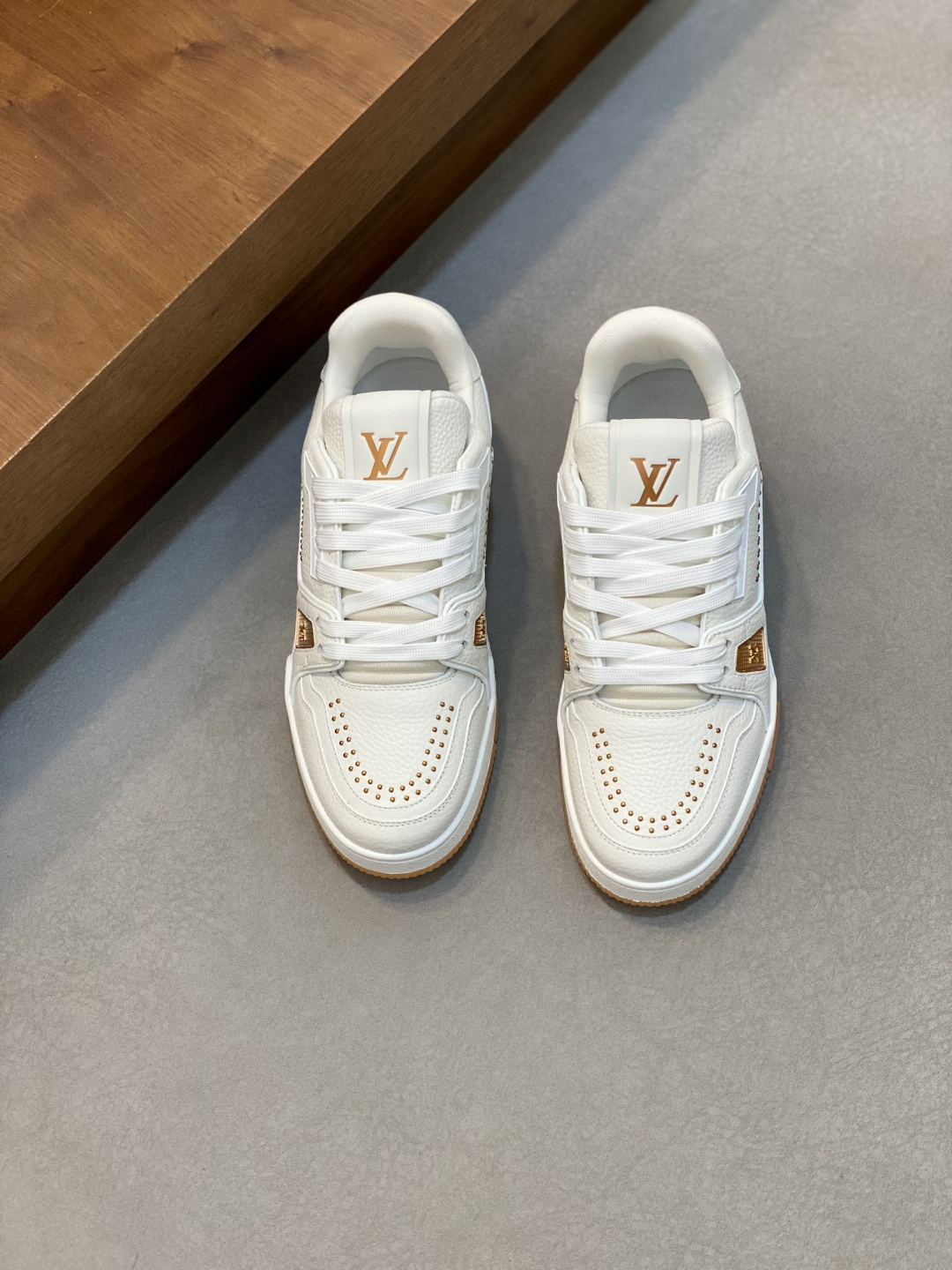 NO:341341,New LV TRAINER Men's Sports Shoes Ship This LV Trainer sneakers are embossed mini Monogram patterns in shiny lacquered cowhide leather, continuing Virgil Abloh's creative reshaping of retro basketball shoes with harmonious tones and classic configurations. The upper is integrated with contrasting rubber logos, rubber LV letters and Vuitton logos to establish recognition, and the technological outsole blooms Monogram flowers. The tongue and heel are decorated with rubber LV letters, and the outsole is decorated with Monogram flowers, a classic and complex upper, and fabric inner footbed, which continues the comfort experience of this series. It is equipped with a full set of packaging dust bags in the original box!  Size 39-40-41-42-43-44 Standard leather shoe size (38/45/46 can be customized and does not support return and exchange), Louis Vuitton, louis vuitton, louis vuitton, sneakers, cowhide19860909新款LV TRAINER 男士运动鞋出货 本款LV Trainer运动鞋为亮泽漆面牛皮革压印迷你Monogram图案,以和谐色调和经典构型延续Virgil Abloh对复古篮球鞋的创意重塑.鞋面融入撞色橡胶标识,橡胶 LV 字母和 Vuitton 标识树立辨识度,科技外底绽放 Monogram 花卉.鞋舌及后跟饰有橡胶 LV 字母,外底饰有 Monogram 花卉,经典繁复鞋面,织物内里垫脚,延续此系列舒适体验.配原盒全套包装防尘袋！ 码数39-40-41-42-43-44 标准皮鞋码（38/45/46可定做不支持退换货）,路易威登,louis vuitton,louis vuitton,sneakers,cowhide,Men's shoes