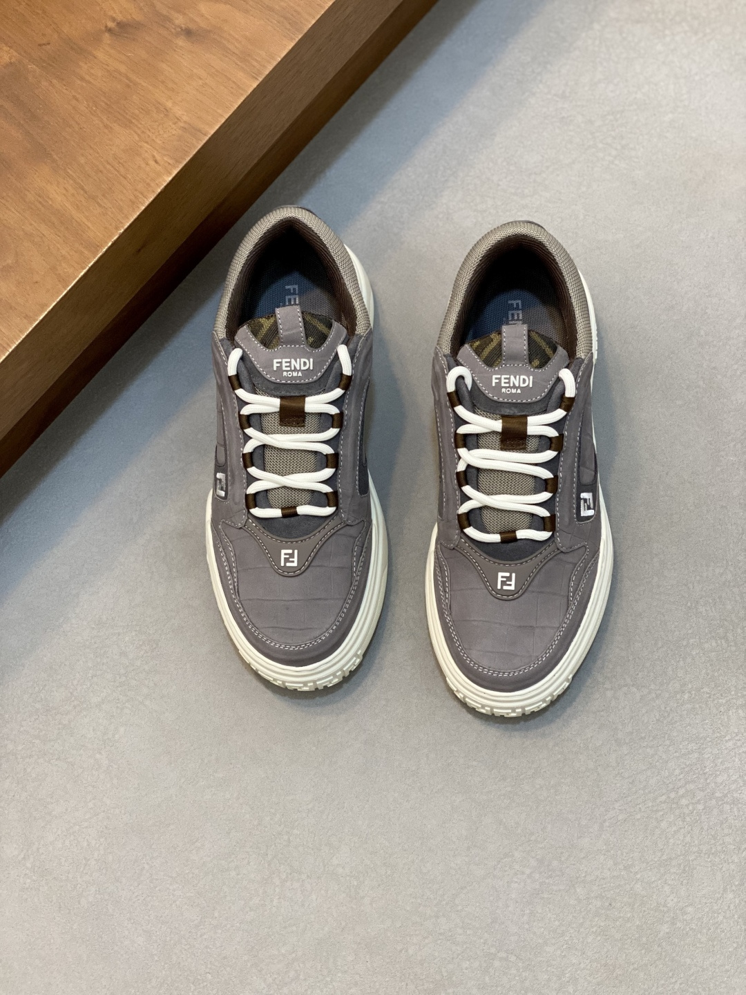 NO:552761,[FENDI] Fendi - high-end quality original casual sports shoes - upper Nappa calfskin, pebbled calfskin, tongue and heel; injection molded brand logo plastic module - inner brand canvas - outsole ultra-light TPR foam rubber; molded outsole - ultra-high quality control, fine workmanship highlighted (high-end, luxury, grade) -Size  39-44 (38, 45, can be customized), Fendi casual shoes, fendi, fendi, sneakers, cowhide19860909【 FENDI】芬迪 -高端品质 原单休闲运动鞋 -鞋面纳帕小牛皮、荔纹小牛皮、鞋舌.后跟；注塑品牌logo塑胶模块 -内里品牌帆布 -大底超轻TPR发泡·橡胶；成型大底 -超高品控·做工精细凸显(高端·贵气·档次) -Size 39-44（38,45,可订做）,芬迪休闲鞋,fendi,fendi,sneakers,cowhide,Men's shoes