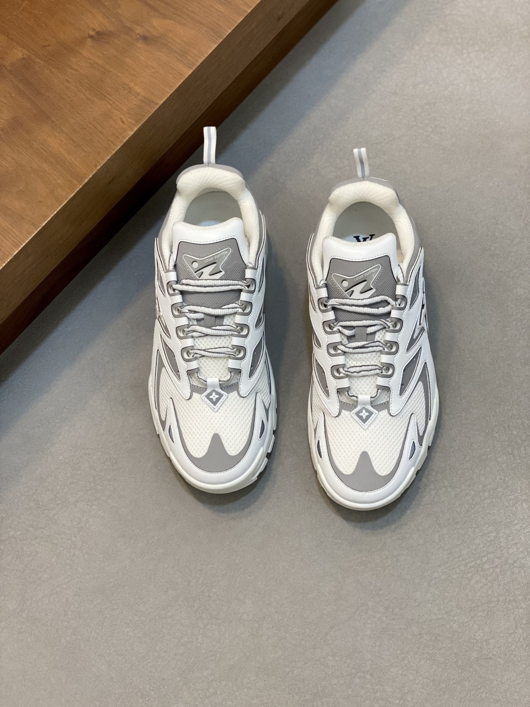 NO:341451,L. v Discovery lace-up shoes, the latest cool men's sneakers, original development, interpreting the sporty style of technology with nubonic leather and mesh fabric. The light and rebound rubber outsole upgrades comfort and grip, outsole L.v letters and Monogram florals and side Vuitton logo highlight the brand identity. Size38-46 (custom made in 38, 45, 46), Louis Vuitton, louis vuitton, sneakers19860909L. v Discovery 系带鞋,最新款超酷男士运动鞋,原版开发,以正绒面革和网格面料演绎科技运动风尚.轻盈回弹的橡胶外底升级舒适和抓地力,外底 L.v字母和 Monogram 花卉与侧面 Vuitton 标识彰显品牌身份. Size38-46（38、45、46订做）,路易威登,louis vuitton,sneakers,Men's shoes