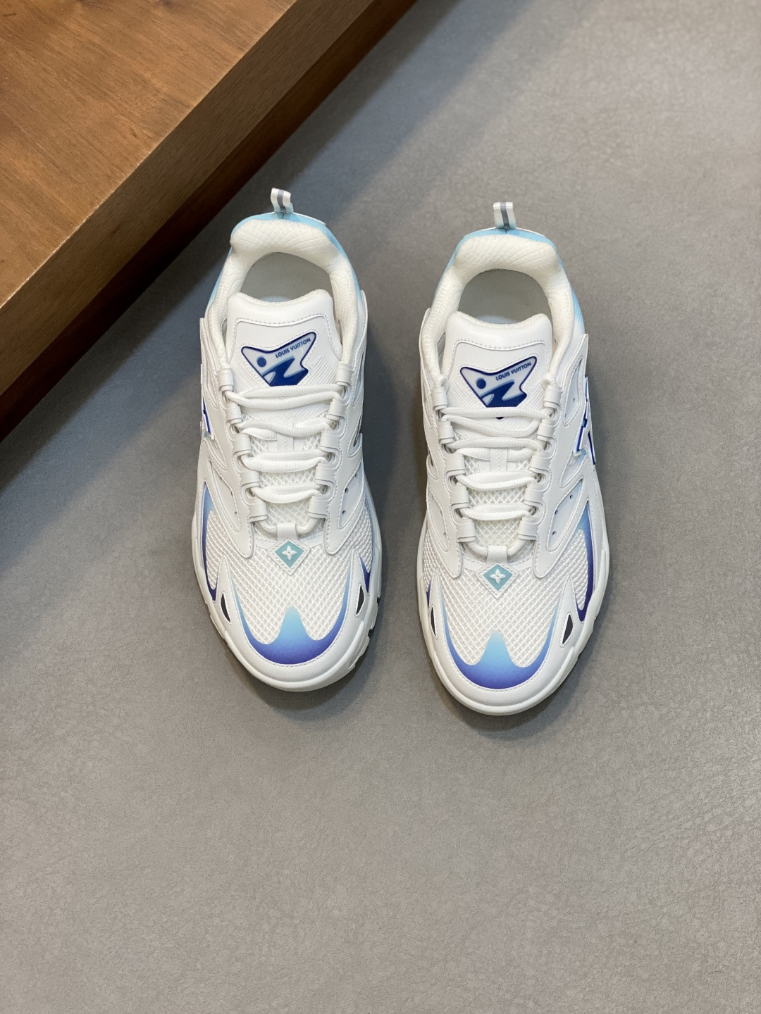 NO:510699,L. v Discovery lace-up shoes, the latest cool men's sneakers, original development, interpreting the sporty style of technology with nubonic leather and mesh fabric. The light and rebound rubber outsole upgrades comfort and grip, outsole L.v letters and Monogram florals and side Vuitton logo highlight the brand identity. Size38-46 (custom made in 38, 45, 46), Louis Vuitton, louis vuitton, sneakers19860909L. v Discovery 系带鞋,最新款超酷男士运动鞋,原版开发,以正绒面革和网格面料演绎科技运动风尚.轻盈回弹的橡胶外底升级舒适和抓地力,外底 L.v字母和 Monogram 花卉与侧面 Vuitton 标识彰显品牌身份. Size38-46（38、45、46订做）,路易威登,louis vuitton,sneakers,Men's shoes