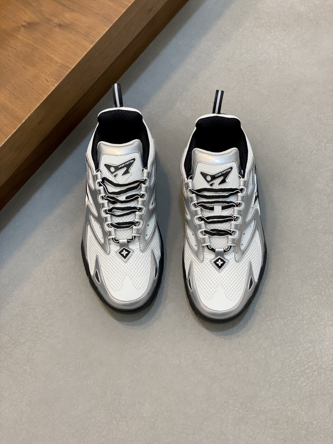 NO:353369,L. v Discovery lace-up shoes, the latest cool men's sneakers, original development, interpreting the sporty style of technology with nubonic leather and mesh fabric. The light and rebound rubber outsole upgrades comfort and grip, outsole L.v letters and Monogram floral and side Vuitton logo highlight the brand identity. Size38-46 (38, 45, 46 customized),,sneakers19860909L. v Discovery 系带鞋,最新款超酷男士运动鞋,原版开发,以正绒面革和网格面料演绎科技运动风尚.轻盈回弹的橡胶外底升级舒适和抓地力,外底 L.v字母和 Monogram 花卉与侧面 Vuitton 标识彰显品牌身份. Size38-46（38、45、46订做）,,sneakers,Men's shoes