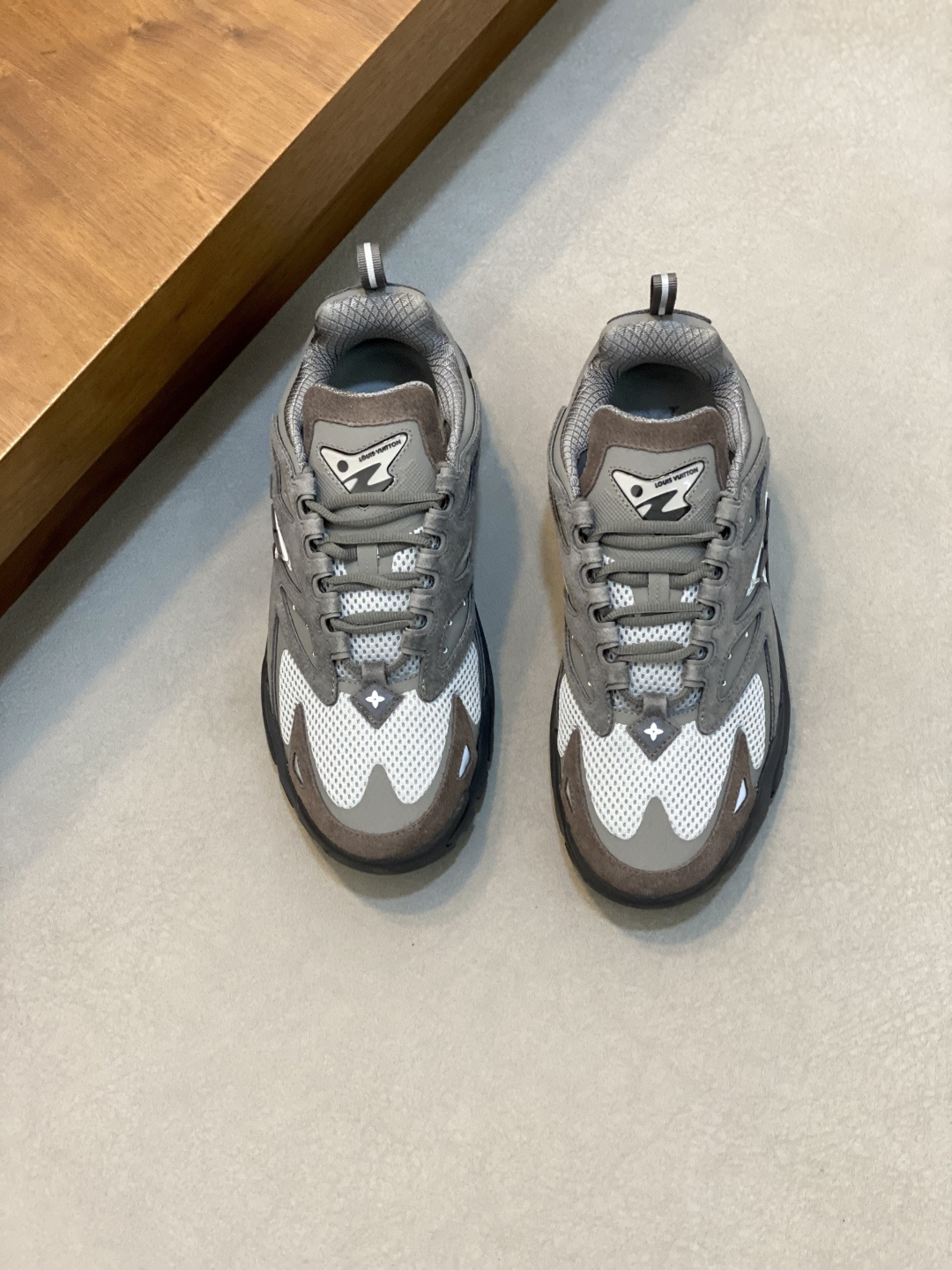 NO:532294,L. v Discovery lace-up shoes, the latest cool men's sneakers, original development, interpreting the sporty style of technology with nubonic leather and mesh fabric. The light and rebound rubber outsole upgrades comfort and grip, outsole L.v letters and Monogram florals and side Vuitton logo highlight the brand identity. Size38-46 (custom made in 38, 45, 46), Louis Vuitton, louis vuitton, sneakers19860909L. v Discovery 系带鞋,最新款超酷男士运动鞋,原版开发,以正绒面革和网格面料演绎科技运动风尚.轻盈回弹的橡胶外底升级舒适和抓地力,外底 L.v字母和 Monogram 花卉与侧面 Vuitton 标识彰显品牌身份. Size38-46（38、45、46订做）,路易威登,louis vuitton,sneakers,Men's shoes