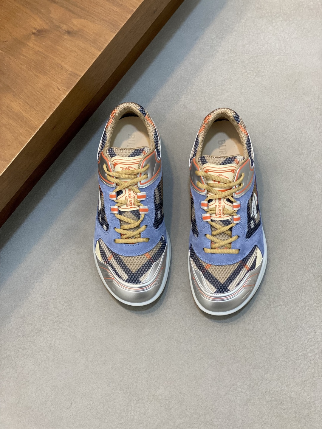 NO:341441,Burberry/Burberry New plaid knitted Neptune sneakers for men This sneaker is made of knitted fabric, paired with breathable sock-style upper, embellished with a knitted Burberry checked design. The upper is integrated with a plaid lace drawstring opening and closing design, with a B-shaped shield buckle, a cowhide footbed with brand logo embossed, and a rubber sole decorative wrap-around large equestrian knight logo (EKD). The Burberry classic series interprets the essential styles of the wardrobe in a distinct brand style!  Lightweight, comfortable and breathable on the feet!  With original box packaging dust bag!  Size 39-40-41-42-43-44 Standard leather shoes size (45 can be customized but does not support return and exchange), Burberry casual shoes, burberry, burberry, sneakers, cowhide19860909Burberry/巴宝莉 男士新款格纹针织 Neptune 运动鞋 这款运动鞋采用针织面料制成,搭配透气袜式鞋面,点缀针织 Burberry 格纹设计.鞋面融入格纹鞋带抽绳开合设计,设有 B 字型盾牌栓扣,牛皮垫脚饰有品牌logo压纹,橡胶鞋底装饰围裹式大号马术骑士徽标（EKD）.Burberry 经典之作系列,以鲜明品牌风格诠释衣橱必备款式！上脚轻便舒适透气！配原盒包装防尘袋！ 码数39-40-41-42-43-44 标准皮鞋尺码（45可定做但不支持退换）,巴宝莉 休闲鞋,burberry,burberry,sneakers,cowhide,Men's shoes