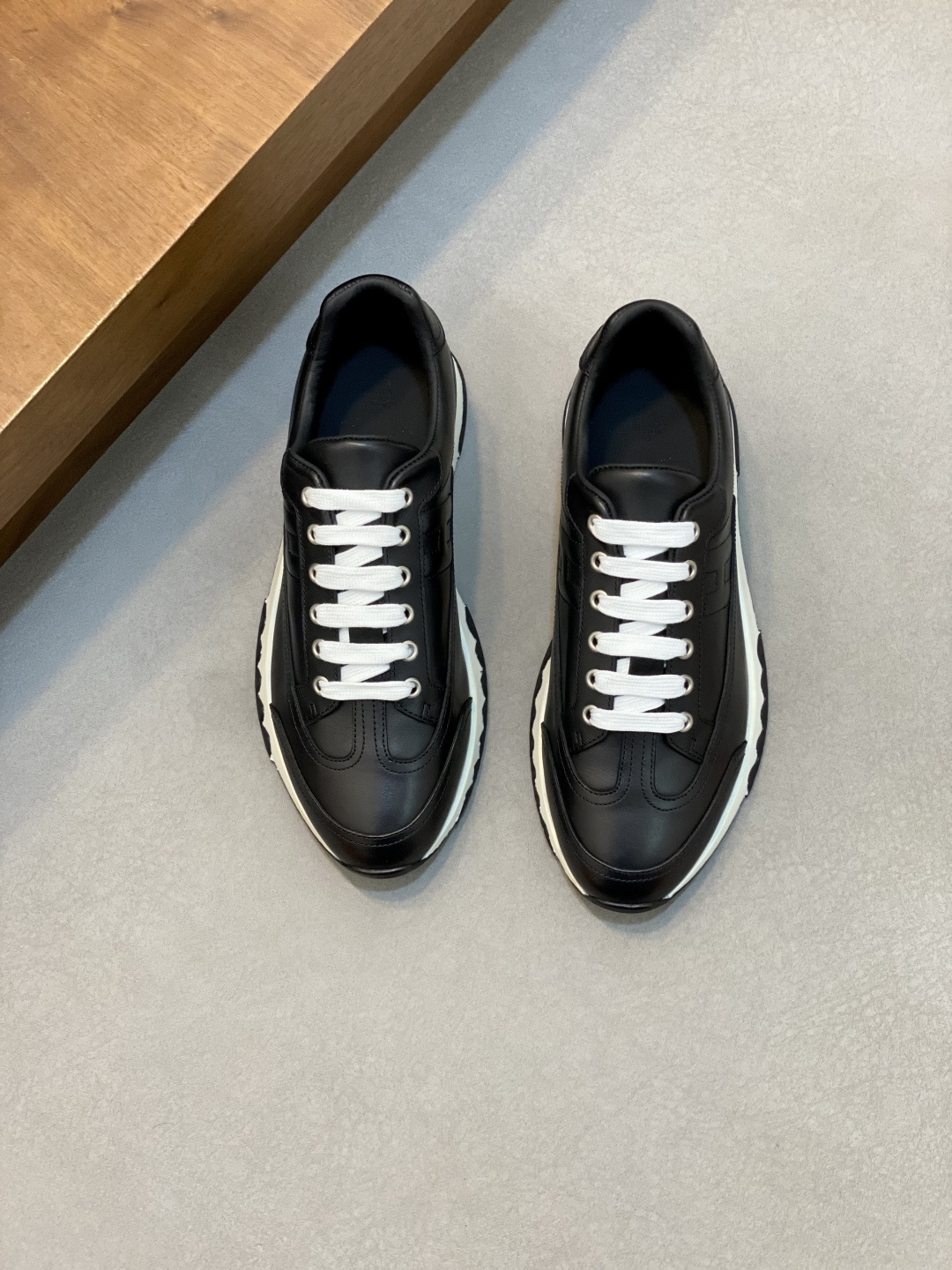 NO:510674,H Top Purchase Hermes New Products of Street Fried Street Men's Sports Shoes are coming, the counter is simultaneously released in the original configuration, imported Italian original cowhide fabric, lace-up shoes are more fashionable, breathable and comfortable, driving essentials, all imported water-dyed cowhide inner pads, original soles are specially supplied with original soles, super comfortable, original order goods, high quality, you can enter and exit the counter at will, welcome to compare the counter synchronous number, 38-44 (can be ordered 45), Hermes casual shoes, hermes, sneakers, cowhide19860909H 顶级代购 爱马仕 炸街男神运动鞋新品来袭,专柜同步发售原厂配置,意大利进口原版牛皮面料,系带板鞋更潮达人透气舒适驾车必备,全进口水染牛皮里垫,鞋底原厂特供原版底超级舒适,原厂跟单货 高品质,可随意进出专柜,欢迎对比专柜同步,码数38-44（可订45）,爱马仕 休闲鞋,hermes,sneakers,cowhide,Men's shoes