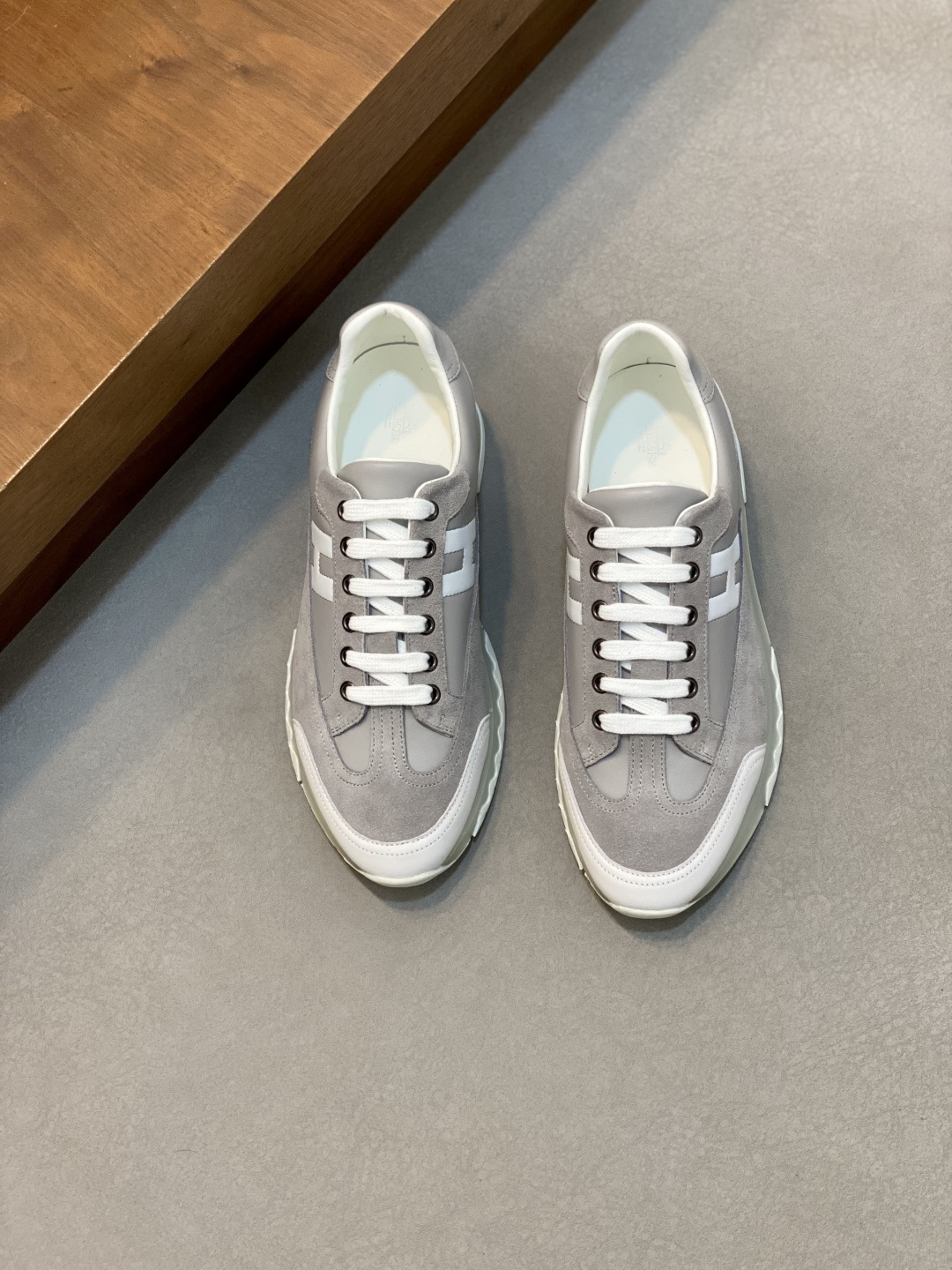 NO:510685,H Top Purchase Hermes New Products of Street Fried Street Men's Sports Shoes are coming, the counter is simultaneously released in the original configuration, imported Italian original cowhide fabric, lace-up shoes are more fashionable, breathable and comfortable, driving essentials, all imported water-dyed cowhide inner pads, original soles are specially supplied with original soles, super comfortable, original order goods, high quality, you can enter and exit the counter at will, welcome to compare the counter synchronous number, 38-44 (can be ordered 45), Hermes casual shoes, hermes, sneakers, cowhide19860909H 顶级代购 爱马仕 炸街男神运动鞋新品来袭,专柜同步发售原厂配置,意大利进口原版牛皮面料,系带板鞋更潮达人透气舒适驾车必备,全进口水染牛皮里垫,鞋底原厂特供原版底超级舒适,原厂跟单货 高品质,可随意进出专柜,欢迎对比专柜同步,码数38-44（可订45）,爱马仕 休闲鞋,hermes,sneakers,cowhide,Men's shoes