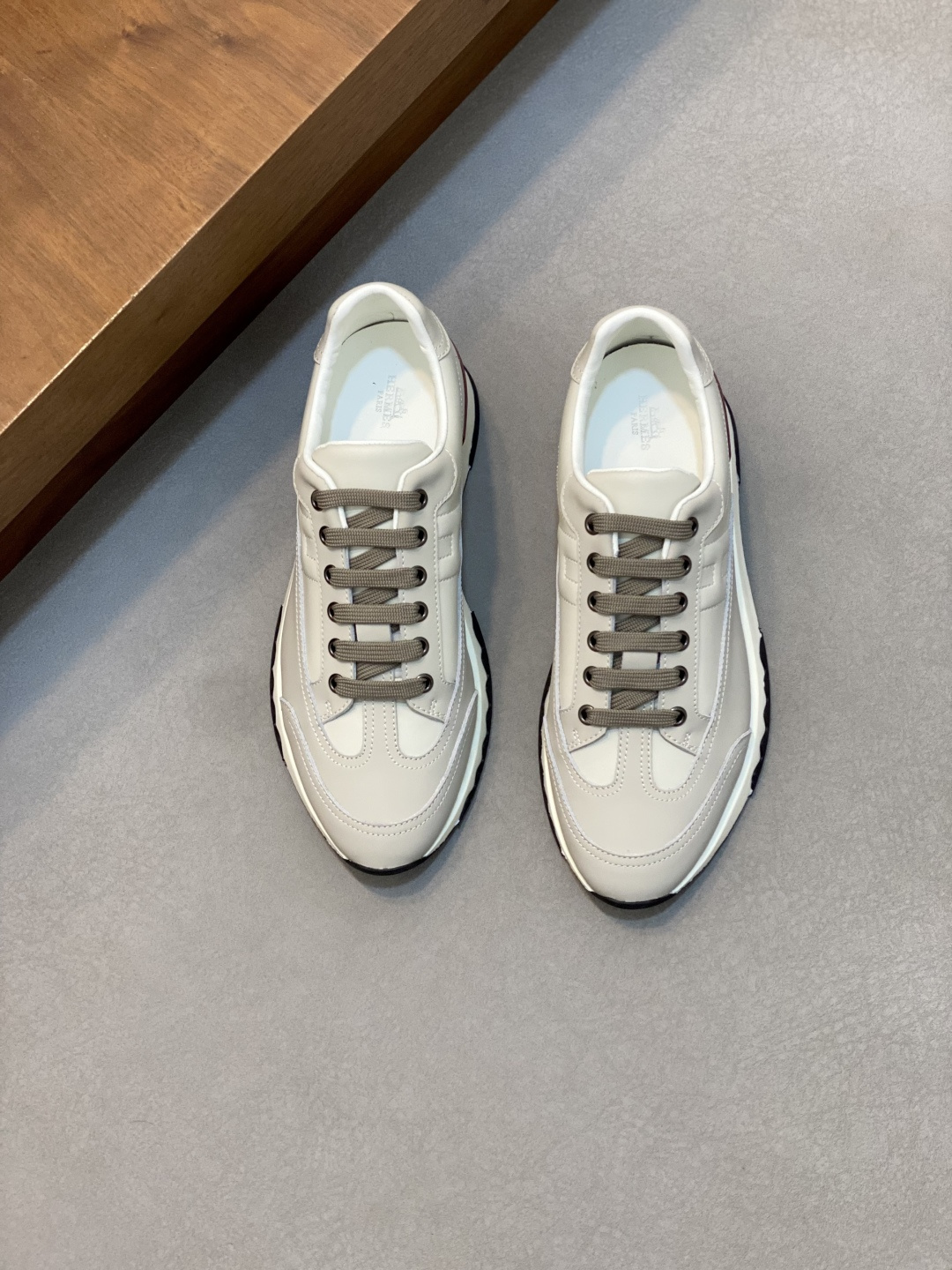 NO:552960,H Top Purchasing Agent Hermès New sneakers for street idols are coming, the counters are selling simultaneously with original factory configuration, original cowhide fabric imported from Italy, lace-up sneakers are more fashionable, breathable and comfortable for driving, a must-have for driving, fully imported water-dyed cowhide lining, original soles specially provided by the factory and super comfortable, original factory and single goods are high quality, you can enter and exit the counter at will, welcome to compare counter synchronization, code number 38-44 (45 can be ordered), Hermès  casual shoes,hermes,sneakers,cowhide19860909H 顶级代购 爱马仕 炸街男神运动鞋新品来袭,专柜同步发售原厂配置,意大利进口原版牛皮面料,系带板鞋更潮达人透气舒适驾车必备,全进口水染牛皮里垫,鞋底原厂特供原版底超级舒适,原厂跟单货 高品质,可随意进出专柜,欢迎对比专柜同步,码数38-44（可订45）,爱马仕 休闲鞋,hermes,sneakers,cowhide,Men's shoes