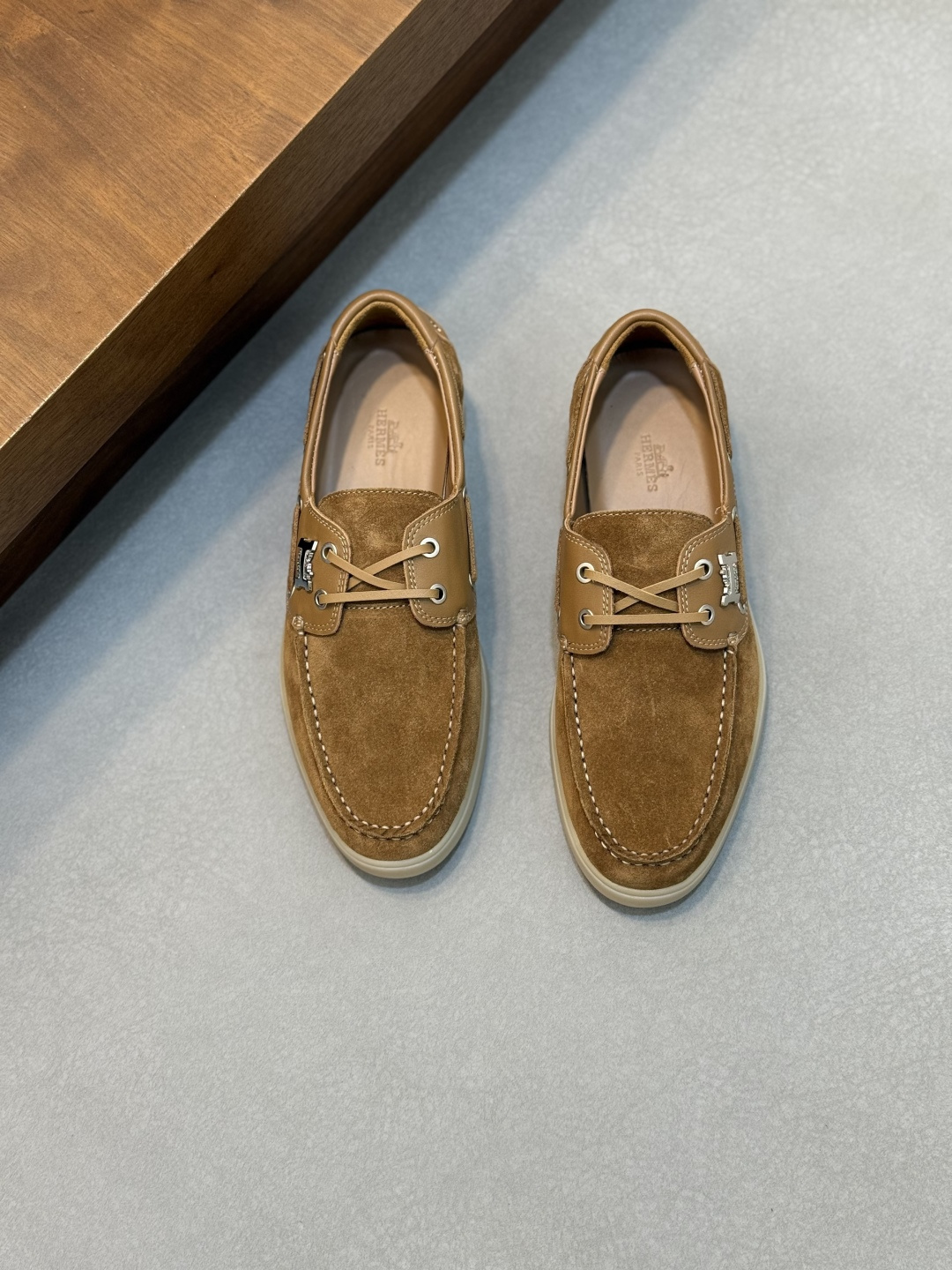 NO:510670,H2025 counter new men's casual shoes, fabrics are made of high-tech original leather surface and top layer cowhides with a variety of comfortable materials, lightweight EVA original sole, Labang last method to create a very light and vibrant and fashionable style!  Size39-44 (38 45 customized), Hermes casual shoes, hermes, cowhide19860909H2025专柜新款男士休闲鞋,面料采运高技原版皮面和头层牛皮拼接多种舒适材质,轻质EVA原版大底,拉邦套楦做法 打造非常轻盈活力时尚风格！ Size39-44（38 45 定做）,爱马仕 休闲鞋,hermes,cowhide,Men's shoes