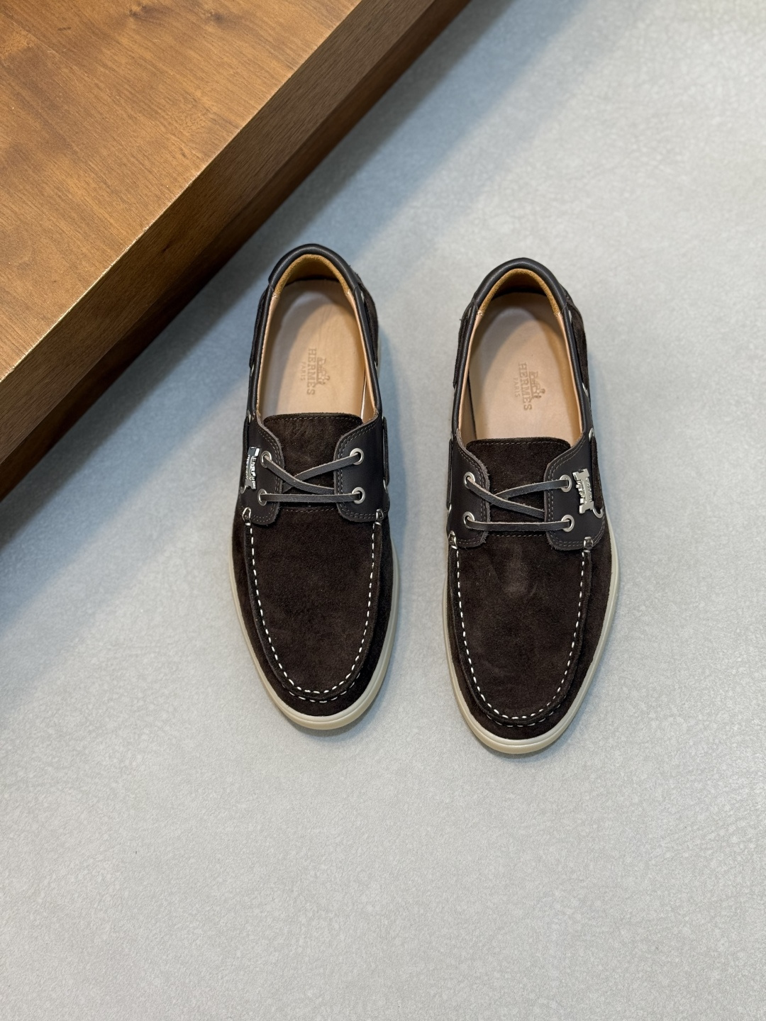 NO:353174,H2025 counter new men's casual shoes, fabrics are made of high-tech original leather surface and top layer cowhides with a variety of comfortable materials, lightweight EVA original sole, Labang last method to create a very light and vibrant and fashionable style!  Size39-44 (38 45 customized), cowhide19860909H2025专柜新款男士休闲鞋,面料采运高技原版皮面和头层牛皮拼接多种舒适材质,轻质EVA原版大底,拉邦套楦做法 打造非常轻盈活力时尚风格！ Size39-44（38 45 定做）,,cowhide,Men's shoes