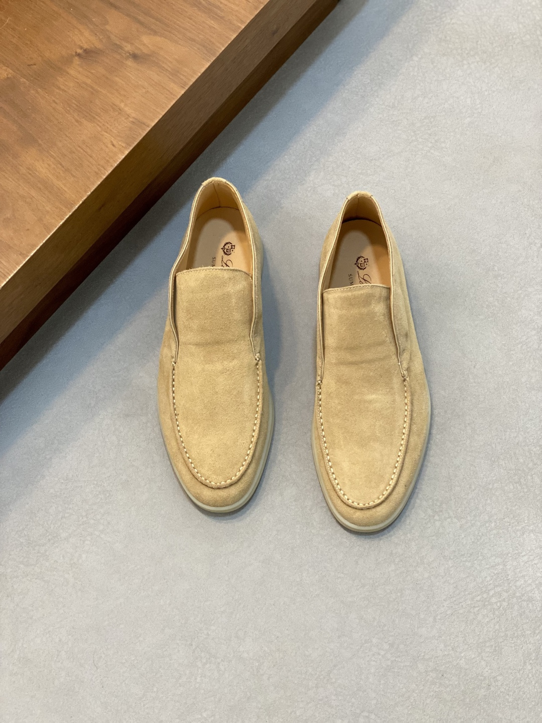 NO:341516,LoroPiana/Nuoyoupiana couple's suede leather casual men's shoes Loafers This footwear is made of suede cowhide leather fabric, water-resistant and stain-resistant, and is paired with an ultra-light soft rubber outsole, which is ideal for daily casual outfits in summer. The high-quality metal-free tanning and rolling process highlights the natural texture of the leather and the double-layer sole effect, making it also a daily shoe to create a casual style!  With original box packaging shoe storage bag!  Men's size 39-40-41-42-43-44 (45/46 can be customized but does not support return and exchange) Standard leather shoe size, LP casual shoes, loro piana, loro piana, loafers, cowhide19860909LoroPiana/诺悠翩雅 情侣款绒面皮革一脚蹬休闲男鞋乐福鞋 这款套脚鞋采用绒面牛皮革面料,经防泼水防污处理,搭配超轻柔软橡胶大底,夏季日常休闲装扮的理想之选.高质量的无金属鞣制和翻滚工艺,凸显了皮革的天然纹理,双层鞋底效果,使其也可作为日常鞋履,打造休闲风格！配原盒包装鞋履收纳袋！ 男码39-40-41-42-43-44（45/46可定做但不支持退换） 标准皮鞋尺码,LP休闲鞋,loro piana,loro piana,loafers,cowhide,Men's shoes