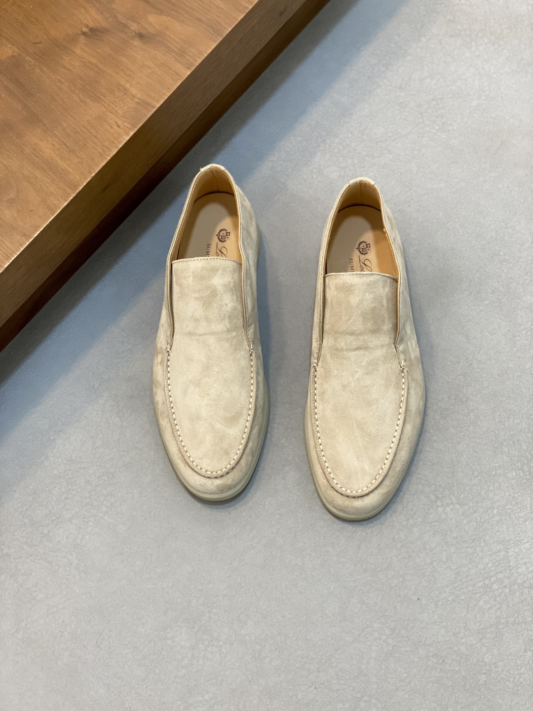 NO:347565,LoroPiana/Nuoyoupiana couple's suede leather casual men's shoes Loafers This footwear is made of suede cowhide leather fabric, water-resistant and stain-resistant, and is paired with an ultra-light soft rubber outsole, which is ideal for daily casual dressing in summer. The high-quality metal-free tanning and rolling process highlights the natural texture of the leather and the double-layer sole effect, making it also a daily shoe to create a casual style!  With original box packaging shoe storage bag!  Men's size 39-40-41-42-43-44 (45/46 can be customized but does not support return and exchange) Standard leather shoe size, loro piana, loafers, cowhide19860909LoroPiana/诺悠翩雅 情侣款绒面皮革一脚蹬休闲男鞋乐福鞋 这款套脚鞋采用绒面牛皮革面料,经防泼水防污处理,搭配超轻柔软橡胶大底,夏季日常休闲装扮的理想之选.高质量的无金属鞣制和翻滚工艺,凸显了皮革的天然纹理,双层鞋底效果,使其也可作为日常鞋履,打造休闲风格！配原盒包装鞋履收纳袋！ 男码39-40-41-42-43-44（45/46可定做但不支持退换） 标准皮鞋尺码,,loro piana,loafers,cowhide,Men's shoes