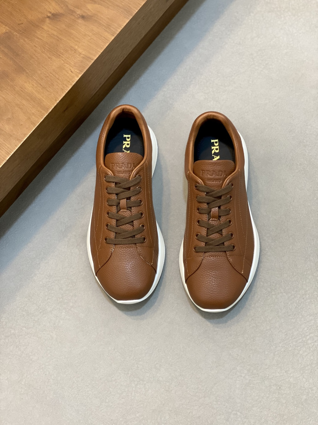 NO:341549,Prada/Prada Men's Leather Casual Sports Shoes, Dongguan's products are very popular!  It uses imported calfskin spliced ​​upper, three-dimensional geometric segmentation, precision-made, uniform stitching, unobstructed leather texture, multi-color splicing, fashionable and generous, soft, comfortable and breathable, the tongue is decorated with classic letter logo, the heel is decorated with fabric lifting shoes, P home classic sneakers, matched with cowhide inner lining, fine details, and a versatile product for travel!  With original box packaging dust bag!  Multi-color options!  Size 38-39-40-41-42-43-44 Standard leather shoe size (45 customized), Prada, prada, prada, sneakers, cowhide19860909Prada/普拉达 男士皮革休闲运动鞋 莞产猛货！采用进口小牛皮拼接鞋面,立体几何分割,精工制造,缝线均匀,皮质质感一览无余,多色拼接,时尚大方,柔软舒适透气,鞋舌饰有经典字母logo,后跟饰有织物提鞋绊,P家经典运动鞋型,搭配牛皮内里,细节精工细作,出行百搭佳品！配原盒包装防尘袋！多色可选！ 尺码38-39-40-41-42-43-44 标准皮鞋码（45订做）,普拉达,prada,prada,sneakers,cowhide,Men's shoes