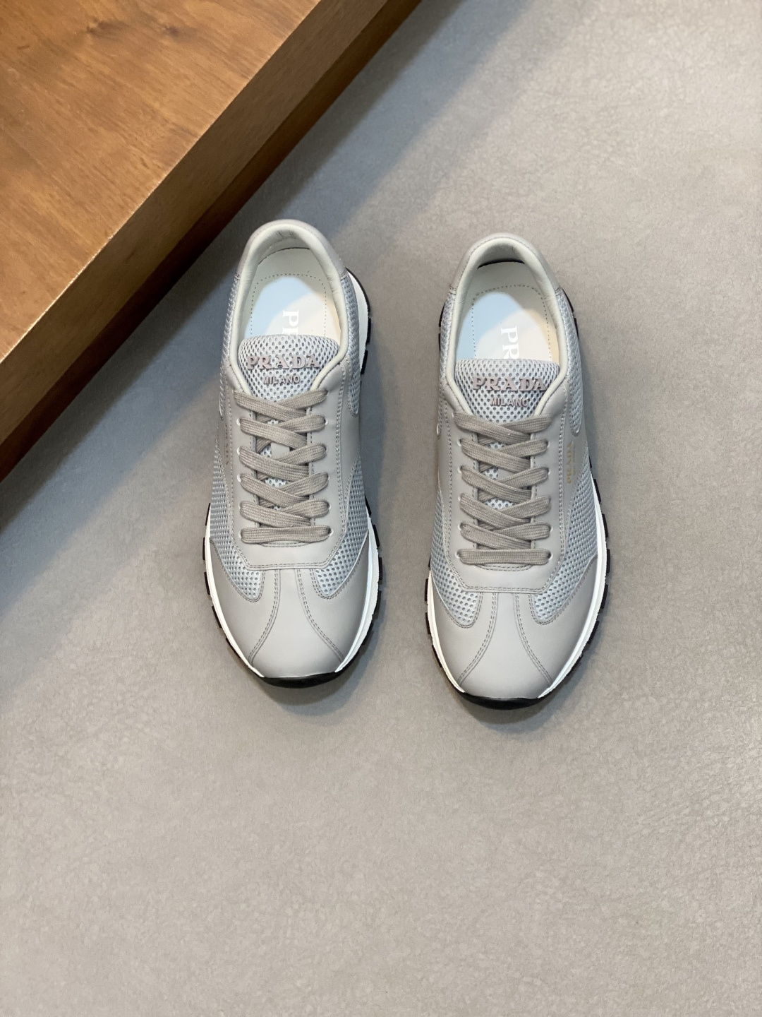 NO:341555,Prada Men's new mesh splicing sneakers This sneaker is a modern style, reinterpreting the brand's collection with neat lines and smooth details. The shoes are made of calf leather and technology fabrics, with triangular metal logo on the outside, bright TPU decoration on the heel, and lengthened and lining design for more comfortable wear. The tongue is decorated with silk-print logo and hollow rubber thick sole on the heel. The full cowhide inner lining is equipped with a logo cowhide foot pad, which makes the upper foot height comfortable and versatile!  With full set of original packaging!  Size 39-40-41-42-43-44 Standard leather shoes size (45 can be customized and does not support return and exchange), Prada, prada, prada, sneakers, cowhide19860909Prada/普拉达 男士新款网面拼接运动鞋 这款运动鞋呈现现代版型,以利落线条与流畅细节重新演绎品牌典藏款型.鞋履采用小牛皮革和科技织物打造,外侧饰有三角金属徽标,后跟亮色TPU装饰,内里后跟加长加衬设计,穿着更舒适,鞋舌饰有丝印徽标,搭配后跟镂空橡胶厚底,全牛皮内里标配徽标牛皮垫脚,上脚增高舒适、百搭耐看！配全套原包装！ 码数39-40-41-42-43-44 标准皮鞋尺码（45可定做不支持退换）,普拉达,prada,prada,sneakers,cowhide,Men's shoes