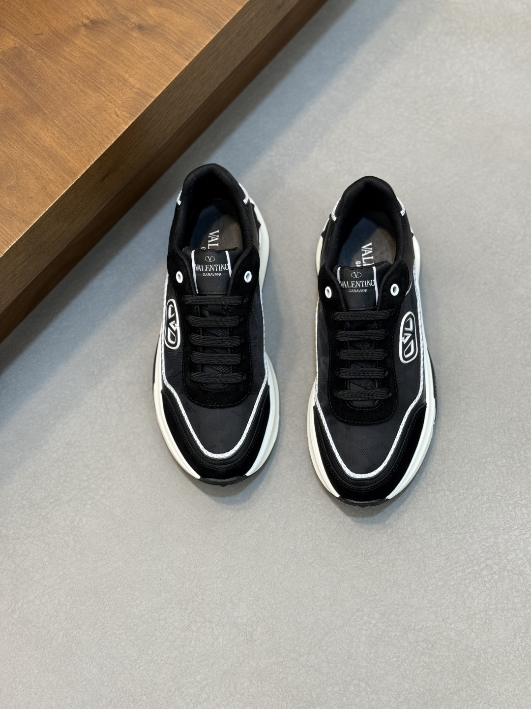 NO:341610,VLTN Warren Sports Shoes Series New Sports Shoes are on sale. The original ZP is being purchased and disassembled. Repeated version and modification. The force must be restored one to one!  Top luxury masterpiece Signature Willow nail design Soft and comfortable real sheepskin brings excellent elegant texture and excellent comfort on the feet Top purchasing version upper imported calfskin surface / inner water dyed cowhide inner lining original sole developed outsole packaging original configuration full set of packaging Size 39-44 (.45, customized), Valentino casual shoes, valentino, sneakers, cowhide, sheepskin19860909VLTN华伦 运动鞋系列 新款运动鞋 火爆发售. 原版ZP入购拆解. 反复打版调改. 力要一比一还原！顶级奢华力作 招牌柳钉设计 柔软舒适的真羊皮 带来卓越优雅的质感 与极佳的上脚舒适感 顶级代购版本鞋面进口小牛皮面/ 内里水染牛皮内里 大底原版开发大底 包装原版配置全套包装 码数39-44（.45、订做）,华伦天奴休闲鞋,valentino,sneakers,cowhide,sheepskin,Men's shoes