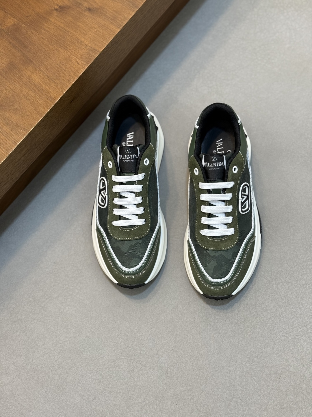 NO:349329,VLTN Warren Sports Shoes Series New Sports Shoes are on sale. The original ZP is being purchased and disassembled. Repeated version and modification. The force must be restored one to one!  Top luxury masterpiece Signature Willow nail design Soft and comfortable real sheepskin brings excellent elegant texture and excellent comfort on the feet Top purchasing version upper imported calfskin surface / inner water dyed cowhide inner lining original sole developed outsole Packaging original configuration full set of packaging Size 39-44 (.45, customized), valentino, sneakers, cowhide, sheepskin19860909VLTN华伦 运动鞋系列 新款运动鞋 火爆发售. 原版ZP入购拆解. 反复打版调改. 力要一比一还原！顶级奢华力作 招牌柳钉设计 柔软舒适的真羊皮 带来卓越优雅的质感 与极佳的上脚舒适感 顶级代购版本鞋面进口小牛皮面/ 内里水染牛皮内里 大底原版开发大底 包装原版配置全套包装 码数39-44（.45、订做）,,valentino,sneakers,cowhide,sheepskin,Men's shoes