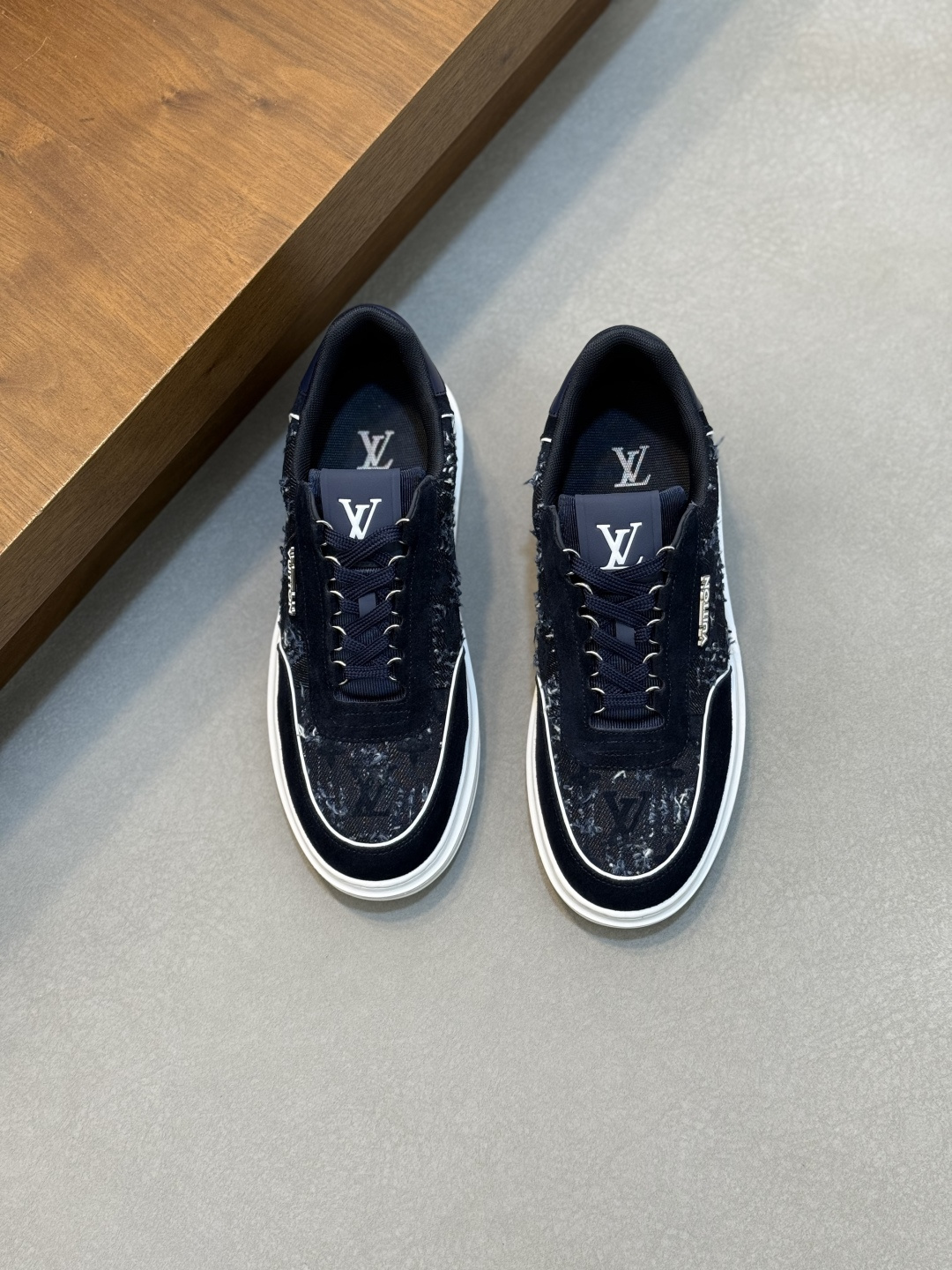 NO:341582,L new high-end casual sneakers for men, using imported top-layer cowhide silk-print brand lougou, original outsole, wear-resistant and comfortable, Monogram lougou embellished with rubber outsole, breathable leather inner lining, versatile and classic style!  Size38-44 (45, 46 customized), Louis Vuitton, louis vuitton, sneakers, cowhide19860909L 新品男士高端休闲运动鞋,选用进口头层牛皮丝印品牌lougou,原版大底,耐磨舒适,Monogram lougou点缀橡胶外底,透气皮内里,百搭经典款式！ Size38-44（45、46 定做）,路易威登,louis vuitton,sneakers,cowhide,Men's shoes