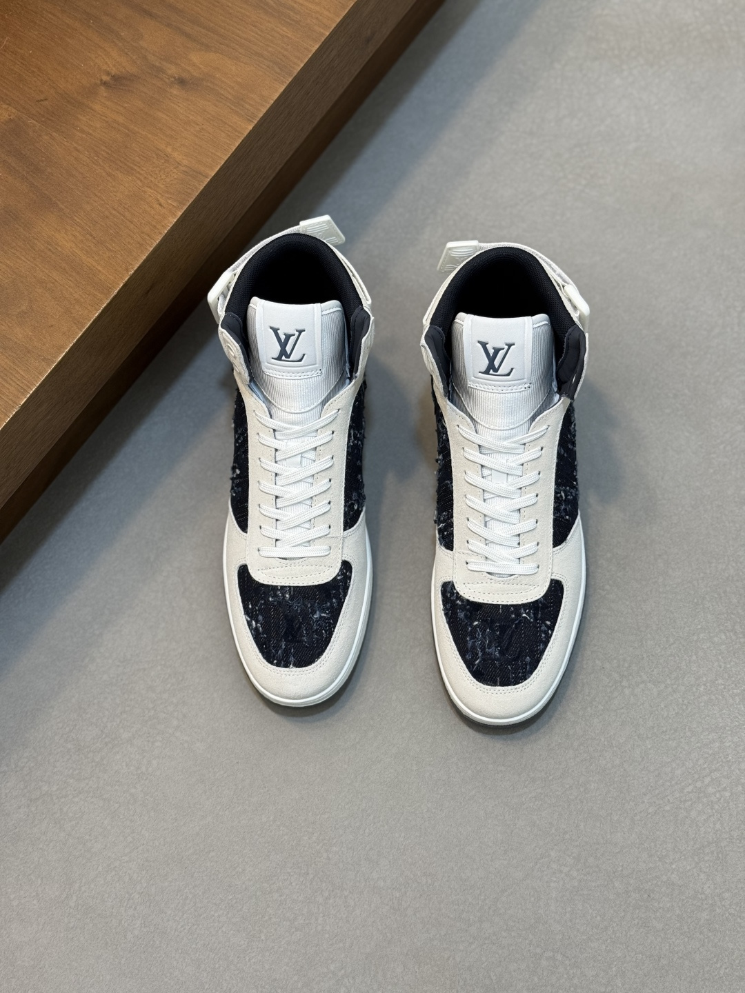 NO:341587,L family rivoli high-top sneakers - top quality This sneaker is made of Italian imported lychee pattern calfskin and official materials, the key message of the autumn and winter series. The simple design continues the brand's signature style. The brand logo embossed on the tongue and back side has rich details. Full cowhide + mesh lining + original outsole Size38-46 (customized by 45 46), Louis Vuitton, louis vuitton, louis vuitton, sneakers, cowhide19860909L家rivoli高帮运动鞋-顶级品质  本款运动鞋取材意大利进口荔枝纹小牛皮配官料拼接而成,秋冬系列的关键讯息.简约设计延续品牌标志性格调.鞋舌和后侧的品牌标识压纹丰富细节 全牛皮+网布内里+原厂大底 Size38-46（45 46定做）,路易威登,louis vuitton,louis vuitton,sneakers,cowhide,Men's shoes