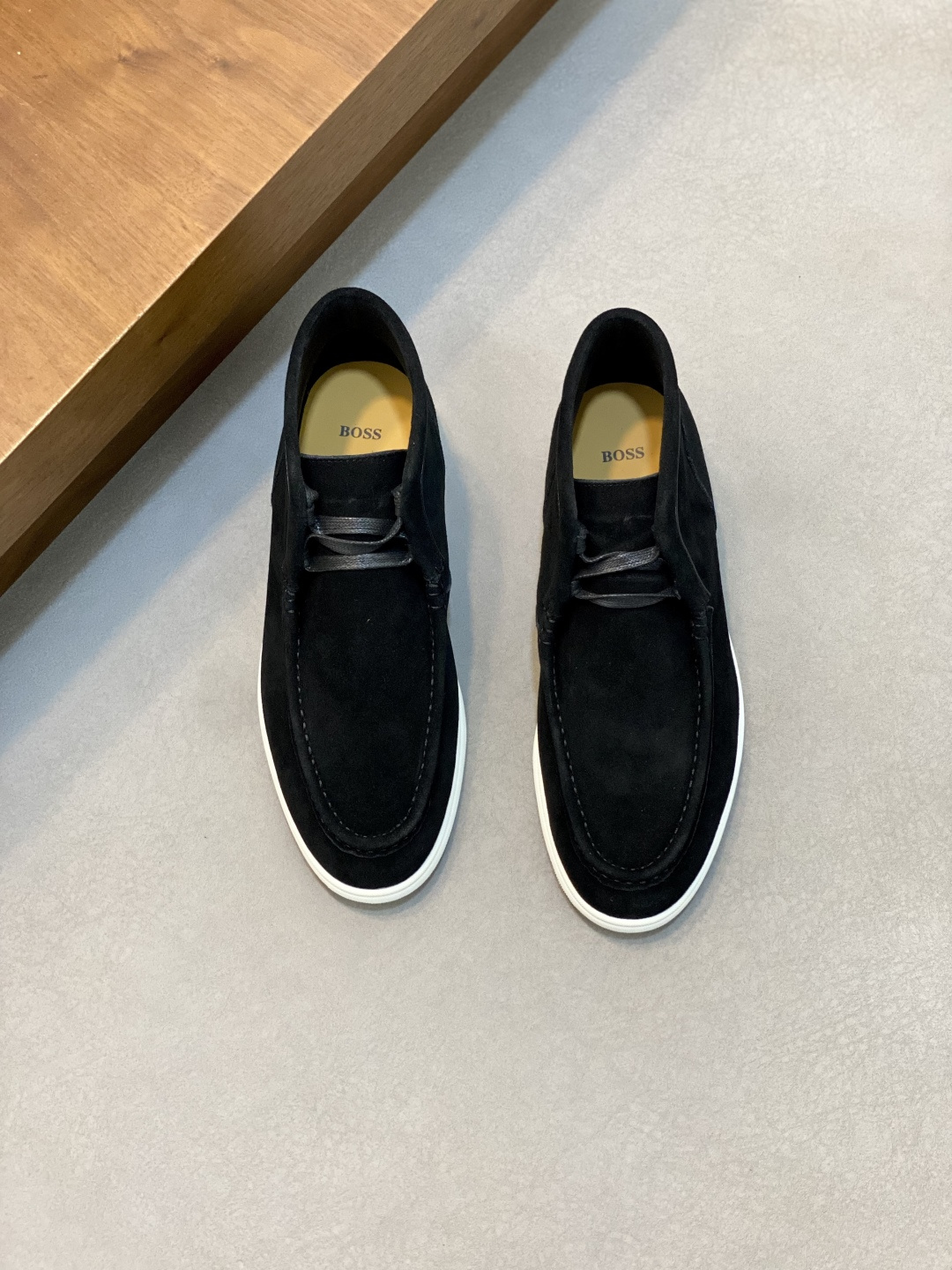 NO:341660,HUGO BOSS/Hugo Boss Men's Lychee Pattern/Reverse Fleece Cowhide Desert Boots Shipped!  High-quality products from Dongguan, using selected lychee-patterned cowhide uppers. The leather is soft and tough, with excellent gloss. Calfskin inner lining, latex insole, paired with leather footbed, comfortable and breathable. Latex insole, paired with leather footbed, comfortable and three-stage splicing design, Mark stitching bulging design pointed toe style; full of British style, thickened Mark line shows rugged style, lace-up opening and closing design, thickened latex footbed, dyed calfskin leather layer paving, lightweight patterned rubber sole, wear-resistant and non-slip, the whole shoe is extremely comfortable, very suitable for traveling farewell, a variety of colors can be selected to meet different matching needs, highly recommended!  Size 39-40-41-42-43-44 leather shoes size (45. Can be customized), BOOS casual shoes, boots, cowhide19860909HUGO BOSS/雨果博斯 男士荔枝纹/反绒牛皮沙漠短靴出货！ 莞产高品,采用精选荔枝纹牛皮鞋面 皮料柔软且韧性,光泽度极好,小牛皮内里,乳胶鞋垫,搭配真皮垫脚层,脚感舒适透气.乳胶鞋垫,搭配真皮垫脚层,脚感舒适三段式拼接设计,马克缝线鼓包设计尖头风格；英伦范十足,加粗马克线尽显粗犷风格,系带开合设计,加厚乳胶垫脚,本染小牛皮皮层铺垫,轻质纹路橡胶鞋底,耐磨防滑,整鞋上脚极度舒适,非常适合远行的一款,多种颜色可选,可满足不同搭配需求,强烈推荐！ 尺码39-40-41-42-43-44皮鞋尺码（45.可以订做）,BOOS 休闲鞋,boots,cowhide,Men's shoes