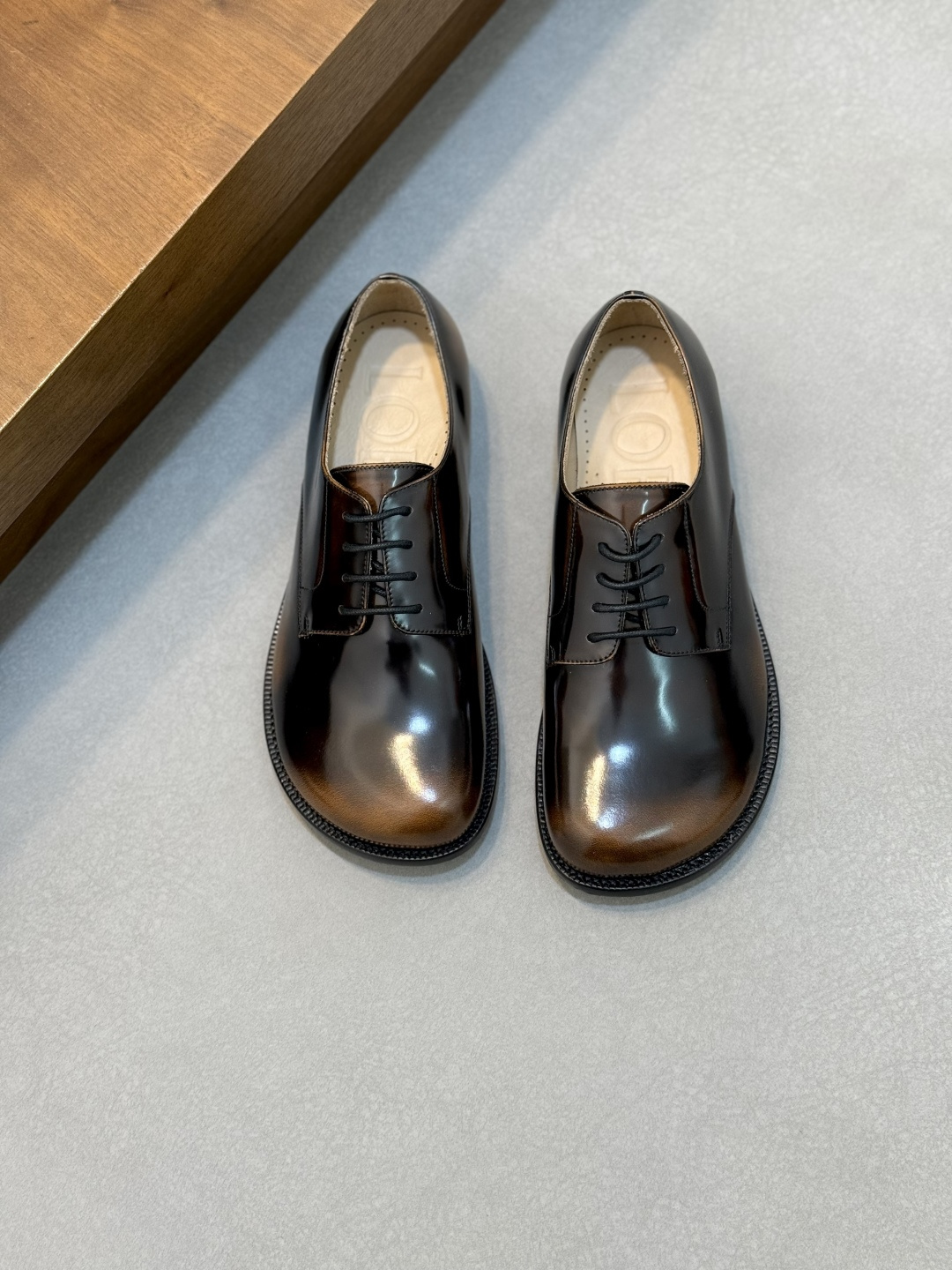 NO:341689,Loewe Campo Men's Loafers The upper is made of cowhide leather, genuine leather outsole, LOEWE Loewe's iconic asymmetric round toe shape. Key details include high upper and handmade stitching. Loewe's new Campo shoes are from the show to continue the usual playful color of brand designer Jonathan Anderson, and use cute and interesting round toe toe with retro-style carved details, full of design. size39-44 (customized by 45.46), Loewe, loewe, loewe, loafers, cowhide, Leather soles19860909罗意威LoeweCampo男士乐福鞋 鞋面采用牛皮革,真皮大底、LOEWE 罗意威标志性不对称圆头造型.关键细节包括高鞋面和手工缝线.Loewe全新Campo鞋来自秀场延续品牌设计师Jonathan Anderson一贯的玩味主义色彩,以可爱有趣的圆形鞋头搭配极具复古风的雕花细节,设计感十足.  size39-44（45.46定制）,罗意威,loewe,loewe,loafers,cowhide,Leather soles,Men's shoes