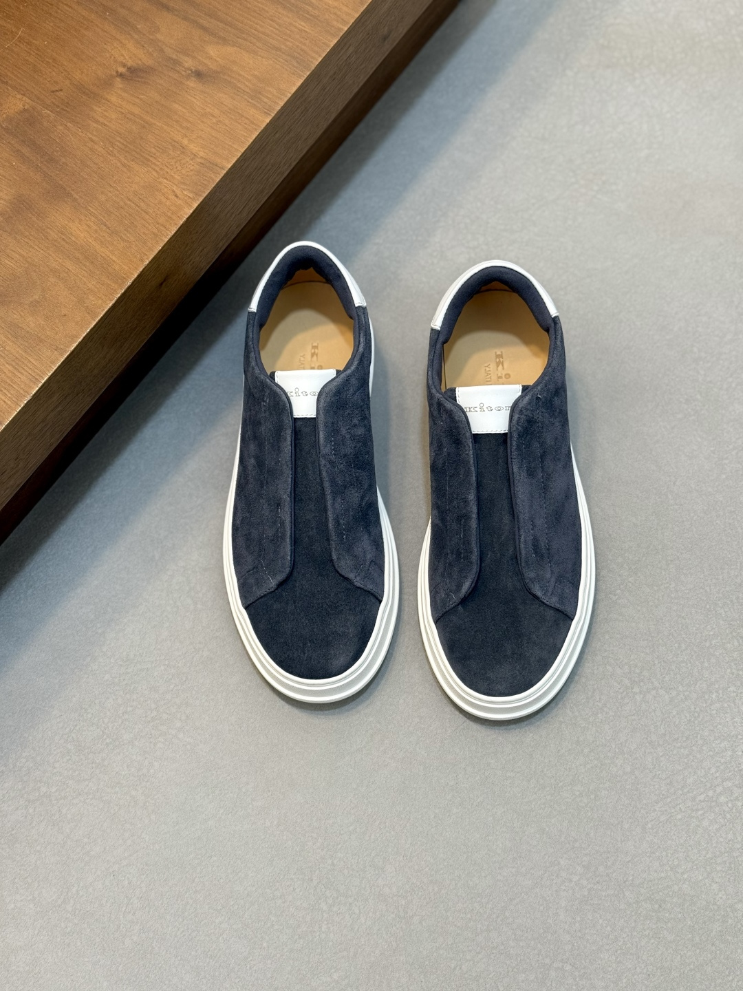 NO:553084,Kiton's high-end luxury product, men's washed denim sneakers, the upper is made of suede calfskin and is made with one-piece molding technology!  · White · Smooth effect · Elastic strap details · Contrasting heel tab · Rubber sole · Ankle padding Ingredient content Fabric: Cloth Lining: Calf leather, Sole composition: Recycled rubber Size 39-44 (38.45.46 customized), Ki ton, sneakers, cowhide19860909Kiton高端奢品,男士洗水牛仔面料运动鞋,鞋面由反绒小牛皮制成,一体成型工艺制作！ ·白色·平滑效果 ·松紧袢带细节·对比鞋跟袢·橡胶鞋底·踝部填充 成分含量面料:布面 里料:小牛 皮,鞋底成分:再生橡胶 码数39-44（38.45.46定做）,Ki ton,sneakers,cowhide,Men's shoes