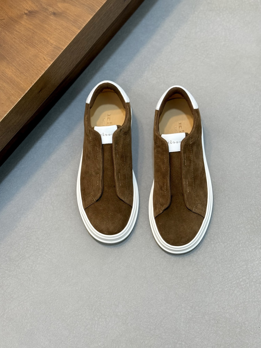 NO:341705,Kiton high-end luxury products, men's washing cowboy fabric sneakers, the upper is made of reverse velvet calfskin, and it is made in one-piece molding process!  ·White·Smoothing effect ·Elastic strap details·Comparative heel loop·Rubber sole·Ankle filling Ingredient content Fabric: cloth Lining: calf leather, sole composition: recycled rubber Size 39-44 (customized by 38.45.46), Ki ton, sneakers, cowhide19860909Kiton高端奢品,男士洗水牛仔面料运动鞋,鞋面由反绒小牛皮制成,一体成型工艺制作！ ·白色·平滑效果 ·松紧袢带细节·对比鞋跟袢·橡胶鞋底·踝部填充 成分含量面料:布面 里料:小牛 皮,鞋底成分:再生橡胶 码数39-44（38.45.46定做）,Ki ton,sneakers,cowhide,Men's shoes