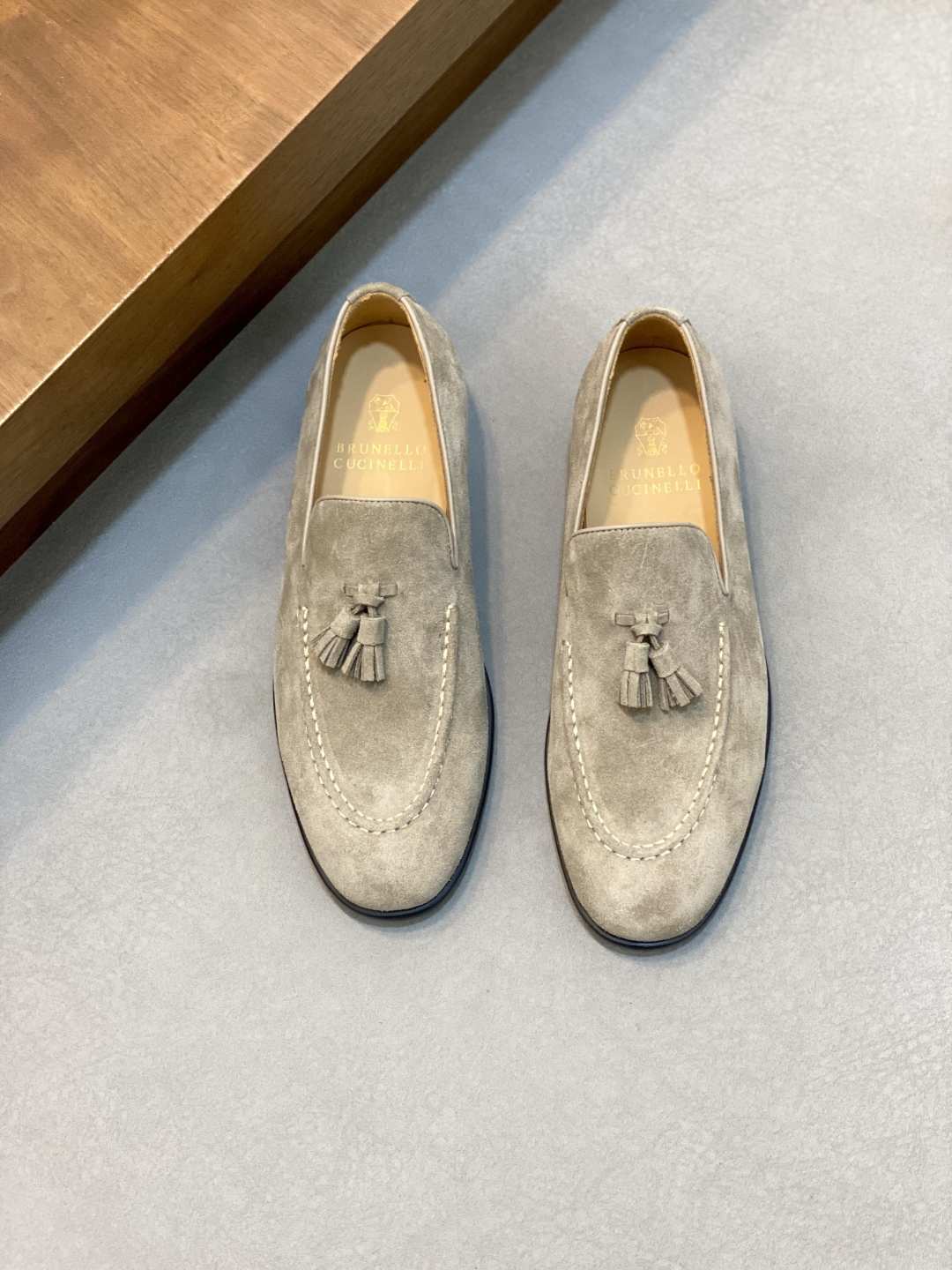 NO:532321,BC Home New Products are on the shelves Brunello Cucinell* Loafers leather shoes, made of imported cow back-velvet cowhide, hand-sewn upper, upper decoration with leather straps, full cow leather inner, insole decoration brand logo logo, original open mold rubber outsole, ultra-strong grip performance of rubber sole, low heel, one foot wear, fashionable and comfortable, standard leather shoes size 39~44# (38.45.# customized), BC leather shoes, brunello cucinelli, chanel, loafers, cowhide19860909BC家新品上架 Brunello Cucinell* 乐福鞋皮鞋 进口牛反绒牛皮打造 手工缝制鞋面 鞋面饰同皮质袢带细节 全牛皮内里 鞋垫饰品牌logo标识 原版开模橡胶大底 橡胶底的超强抓地性能低跟 一脚蹬穿着 时尚舒适 标准皮鞋码数39～44#（38.45.#定做）,BC皮鞋,brunello cucinelli,chanel,loafers,cowhide,Men's shoes