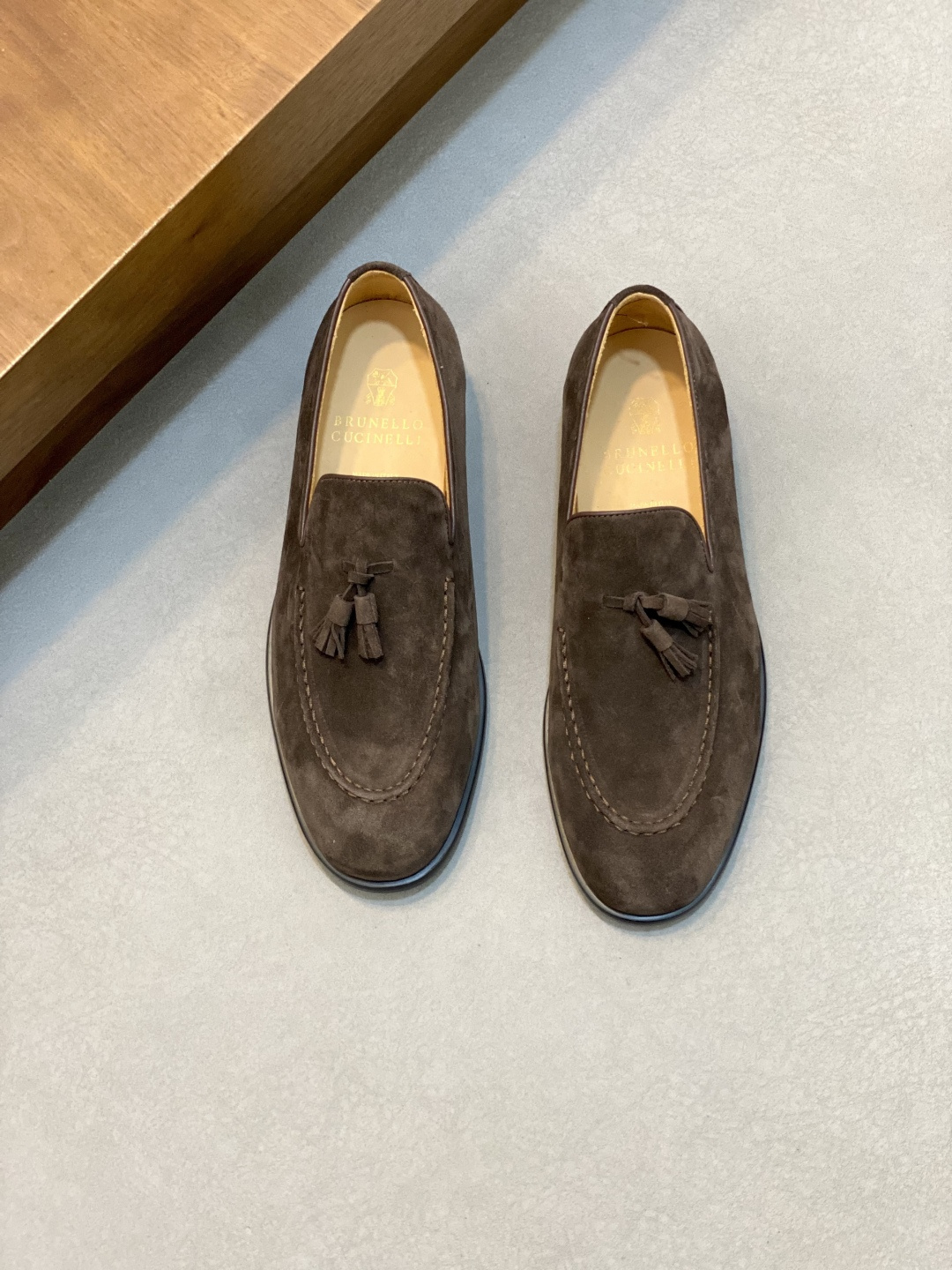 NO:341740,BC Home New Products are on the shelves Brunello Cucinell* Loafers leather shoes, made of imported cow back-velvet cowhide, hand-sewn upper, upper decoration with leather straps, full cow leather inner, insole decoration brand logo logo, original open mold rubber outsole, ultra-strong grip performance of rubber sole, low heel, one foot wear, fashionable and comfortable, standard leather shoes size 39~44# (38.45.# customized), BC leather shoes, brunello cucinelli, chanel, loafers, cowhide19860909BC家新品上架 Brunello Cucinell* 乐福鞋皮鞋 进口牛反绒牛皮打造 手工缝制鞋面 鞋面饰同皮质袢带细节 全牛皮内里 鞋垫饰品牌logo标识 原版开模橡胶大底 橡胶底的超强抓地性能低跟 一脚蹬穿着 时尚舒适 标准皮鞋码数39～44#（38.45.#定做）,BC皮鞋,brunello cucinelli,chanel,loafers,cowhide,Men's shoes