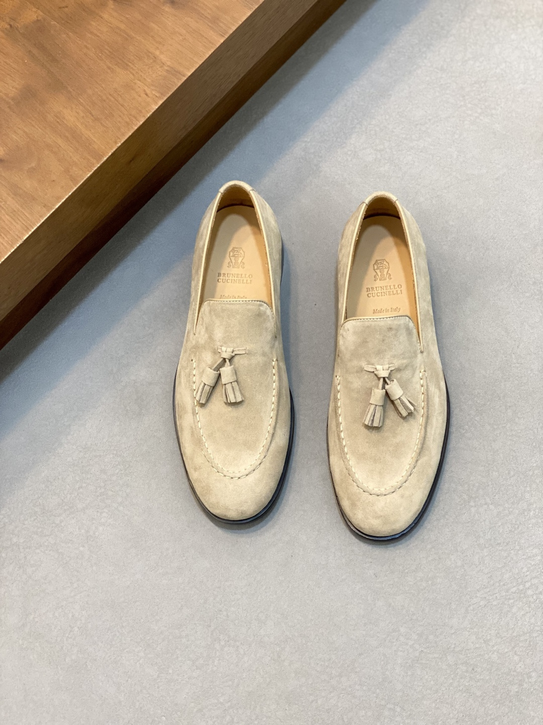 NO:356265,BC Home New Products are on the shelves Brunello Cucinell* Loafers leather shoes, made of imported cow back-velvet cowhide, hand-sewn upper, upper with same leather strap details, full cow leather inner, insole decoration brand logo logo, original open mold rubber outsole, super strong grip performance of rubber sole, low heel, one foot wear, fashionable and comfortable, standard leather shoes size 39~44# (customized by 38.45.#),,brunello cucinelli,chanel,loafers,cowhide19860909BC家新品上架 Brunello Cucinell* 乐福鞋皮鞋 进口牛反绒牛皮打造 手工缝制鞋面 鞋面饰同皮质袢带细节 全牛皮内里 鞋垫饰品牌logo标识 原版开模橡胶大底 橡胶底的超强抓地性能低跟 一脚蹬穿着 时尚舒适 标准皮鞋码数39～44#（38.45.#定做）,,brunello cucinelli,chanel,loafers,cowhide,Men's shoes