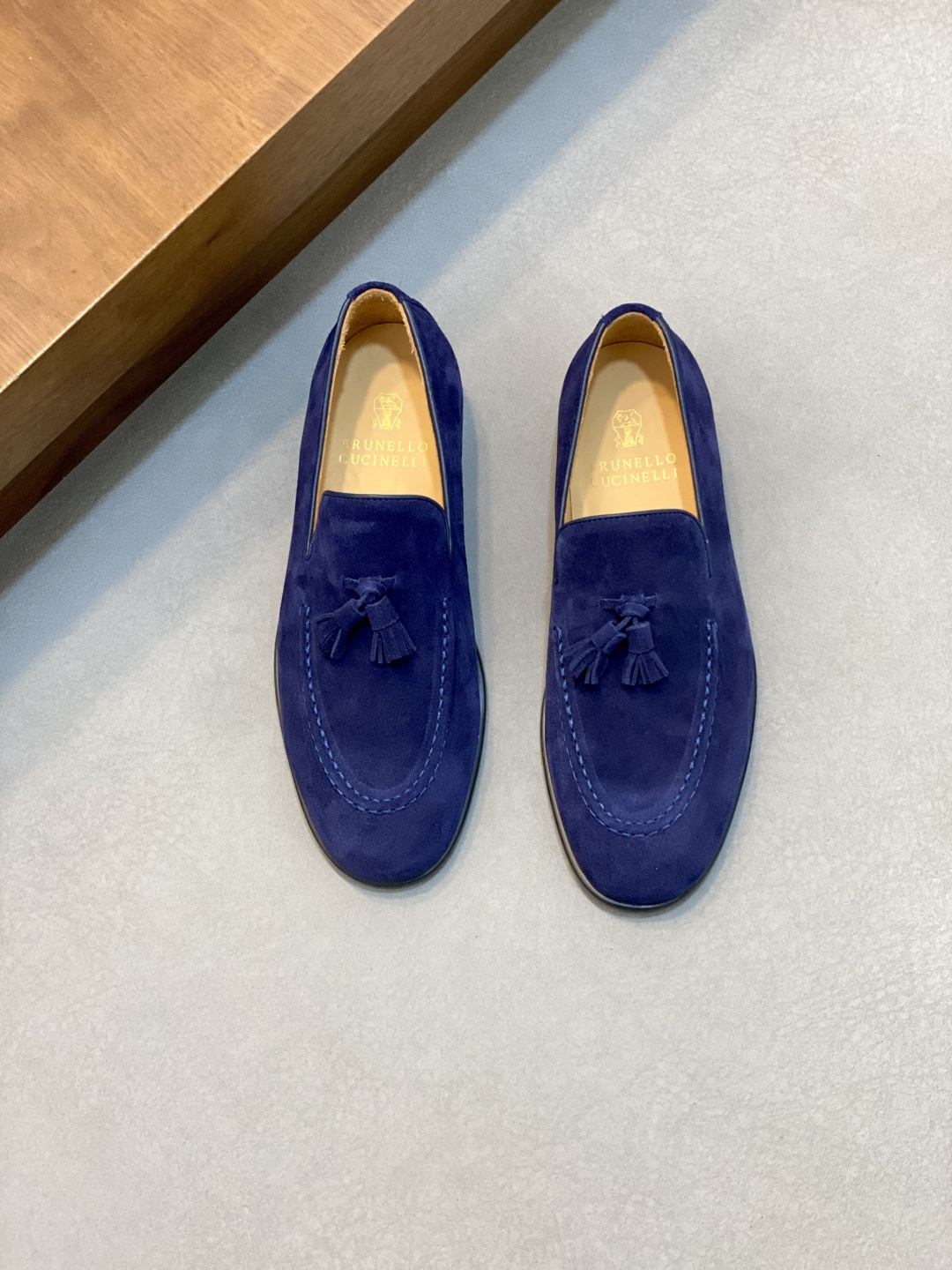 NO:731040,BC's new products are on the shelves Brunello Cucinell* loafers made of imported suede cowhide, hand-stitched uppers, uppers decorated with leather strap details, full cowhide lining, insoles decorated with brand logo, original molded rubber outsole, super grippy low heel with rubber sole, slip-on wear, fashionable and comfortable, standard leather shoe size 39~44# (customized at 38.45.#), brunello  cucinelli,chanel,loafers,cowhide19860909BC家新品上架 Brunello Cucinell* 乐福鞋皮鞋 进口牛反绒牛皮打造 手工缝制鞋面 鞋面饰同皮质袢带细节 全牛皮内里 鞋垫饰品牌logo标识 原版开模橡胶大底 橡胶底的超强抓地性能低跟 一脚蹬穿着 时尚舒适 标准皮鞋码数39～44#（38.45.#定做）,,brunello cucinelli,chanel,loafers,cowhide,Men's shoes