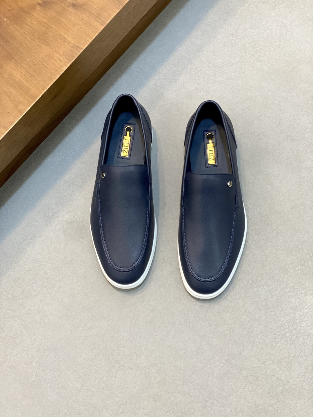 NO:341737,ZILLI French luxury men's shoes ZILLI is a simple style that suits you. It has both spirit and shape, and writes the charm of men. Between the edges and corners, the style is displayed, and high-quality calfskin is used, comfortable and soft. The body is hollowed out, so that the feet are always refreshing and breathable in summer. The insole is made of natural latex material, and the foot feels more comfortable. size39-44 (customized by 38.45.46), ZILLI, cowhide19860909ZILLI法国顶奢男鞋ZILLI目之所及简约风貌随心而行.神形兼备,谱写男士魅力.棱角之间,展述风格,选用优质小牛皮,舒适 柔软 鞋身镂空设计,夏季穿着时刻保持双脚清爽透气 鞋垫采用天然乳胶材质脚感更加舒适 size39-44（38.45.46定制）,ZILLI,cowhide,Men's shoes