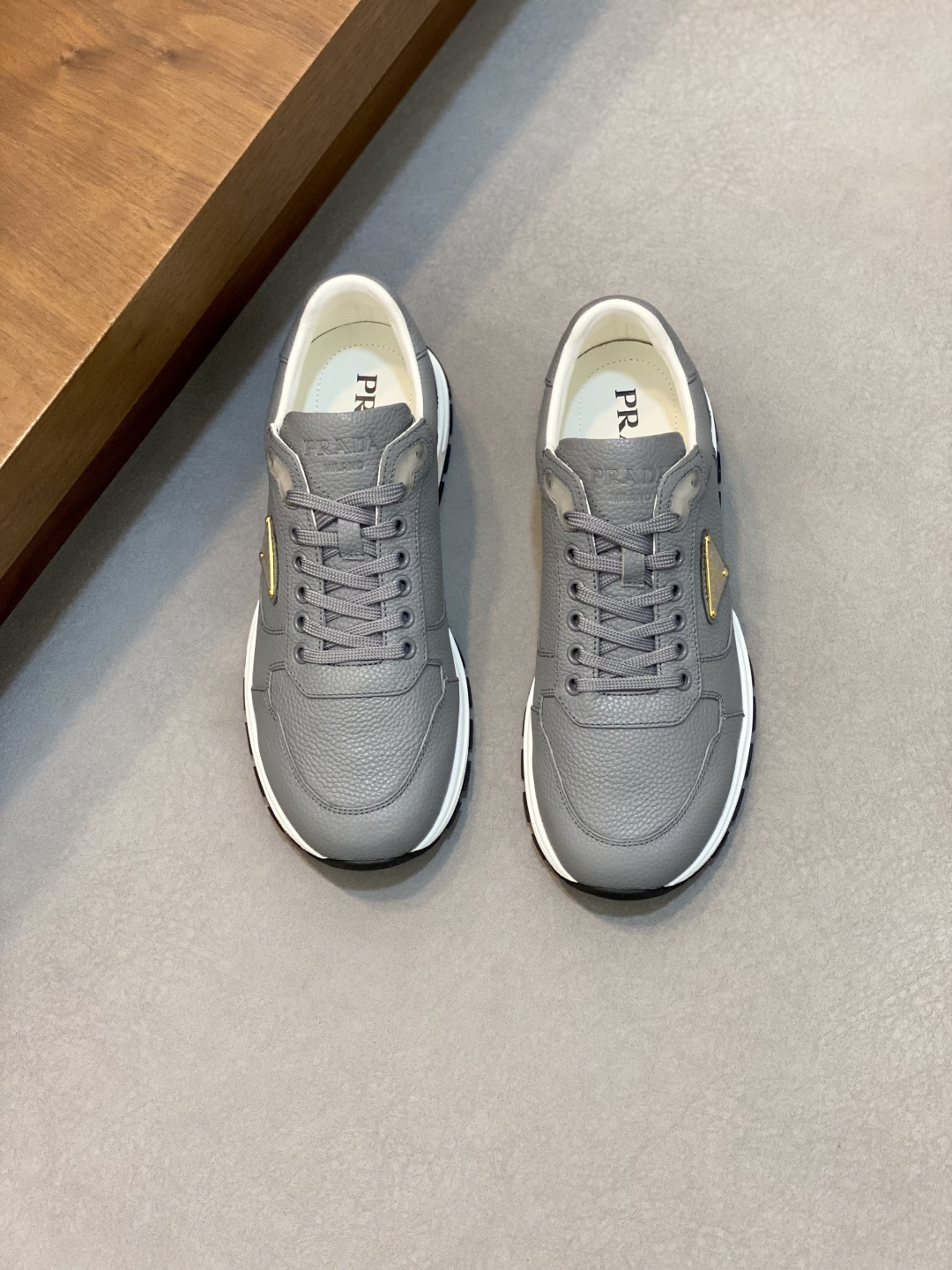 NO:341729,Prada/Prada Men's Leather Casual Sports Shoes, Dongguan's products are very popular!  It uses imported calfskin spliced ​​upper, three-dimensional geometric segmentation, precision-made, uniform stitching, unobstructed leather texture, multi-color splicing, fashionable and generous, soft, comfortable and breathable, the tongue is decorated with classic letter logo, the heel is decorated with fabric lifting shoes, P home classic sneakers, matched with cowhide inner lining, fine details, and a versatile product for travel!  With original box packaging dust bag!  Multi-color options!  Size 38-39-40-41-42-43-44 Standard leather shoe size (45 customized), Prada, prada, prada, sneakers, cowhide19860909Prada/普拉达 男士皮革休闲运动鞋 莞产猛货！采用进口小牛皮拼接鞋面,立体几何分割,精工制造,缝线均匀,皮质质感一览无余,多色拼接,时尚大方,柔软舒适透气,鞋舌饰有经典字母logo,后跟饰有织物提鞋绊,P家经典运动鞋型,搭配牛皮内里,细节精工细作,出行百搭佳品！配原盒包装防尘袋！多色可选！ 尺码38-39-40-41-42-43-44 标准皮鞋码（45订做）,普拉达,prada,prada,sneakers,cowhide,Men's shoes