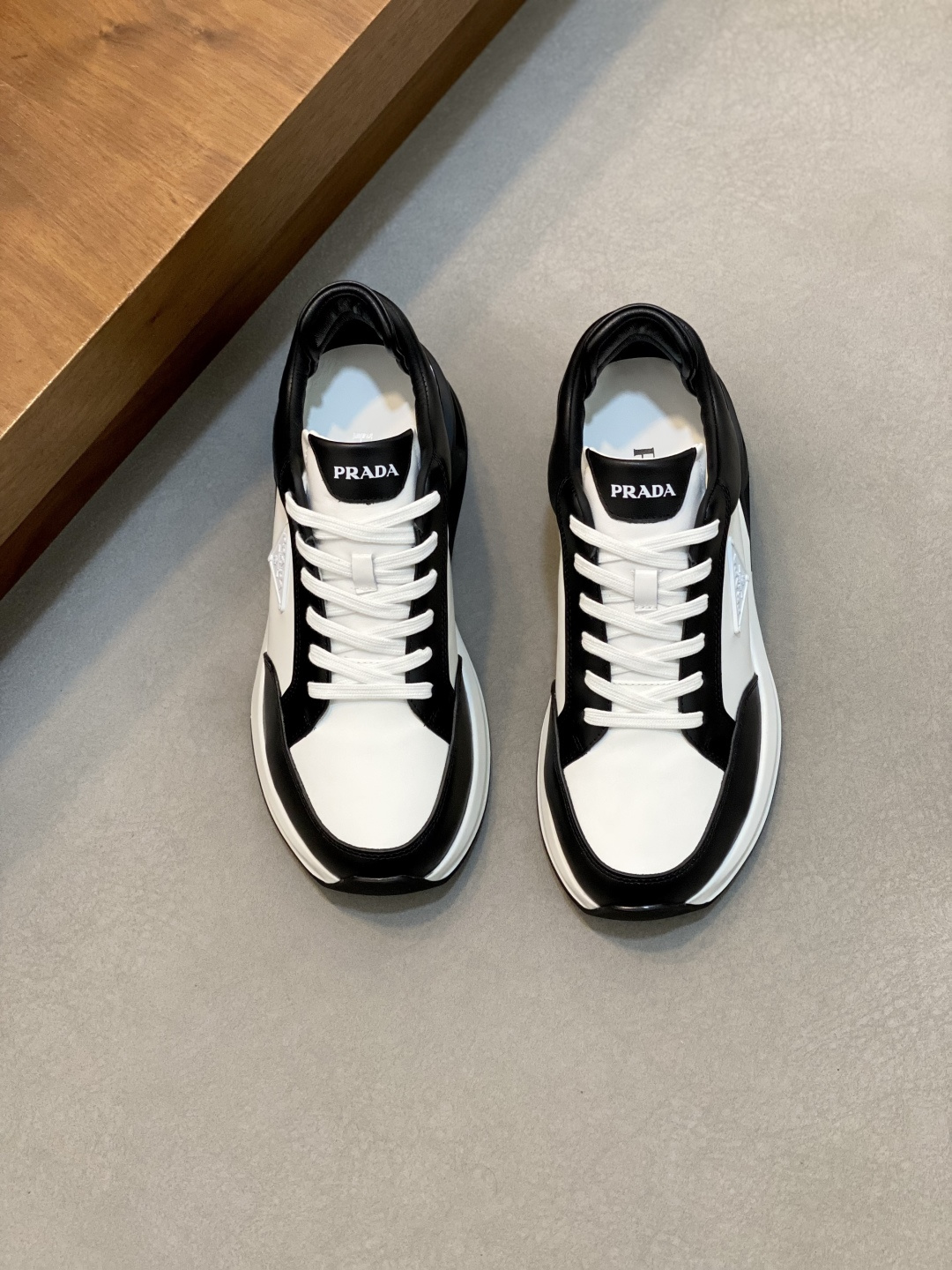 NO:341742,Prada Men's new leather splicing sneakers This sneaker is a modern style, reinterpreting the brand's collection with neat lines and smooth details. The shoes are made of calf leather and technology fabrics, with triangular metal logo on the outside, bright TPU decoration on the heel, and lengthened and lining design for more comfortable wear. The tongue is decorated with silk-print logo and hollow rubber thick sole on the heel. The full cowhide inner lining is equipped with a logo cowhide foot pad, which makes the upper foot height comfortable and versatile!  With full set of original packaging!  Size 39-40-41-42-43-44 Standard leather shoes size (45 can be customized and does not support return and exchange), Prada, prada, prada, sneakers, cowhide19860909Prada/普拉达 男士新款皮面拼接运动鞋 这款运动鞋呈现现代版型,以利落线条与流畅细节重新演绎品牌典藏款型.鞋履采用小牛皮革和科技织物打造,外侧饰有三角金属徽标,后跟亮色TPU装饰,内里后跟加长加衬设计,穿着更舒适,鞋舌饰有丝印徽标,搭配后跟镂空橡胶厚底,全牛皮内里标配徽标牛皮垫脚,上脚增高舒适、百搭耐看！配全套原包装！ 码数39-40-41-42-43-44 标准皮鞋尺码（45可定做不支持退换）,普拉达,prada,prada,sneakers,cowhide,Men's shoes