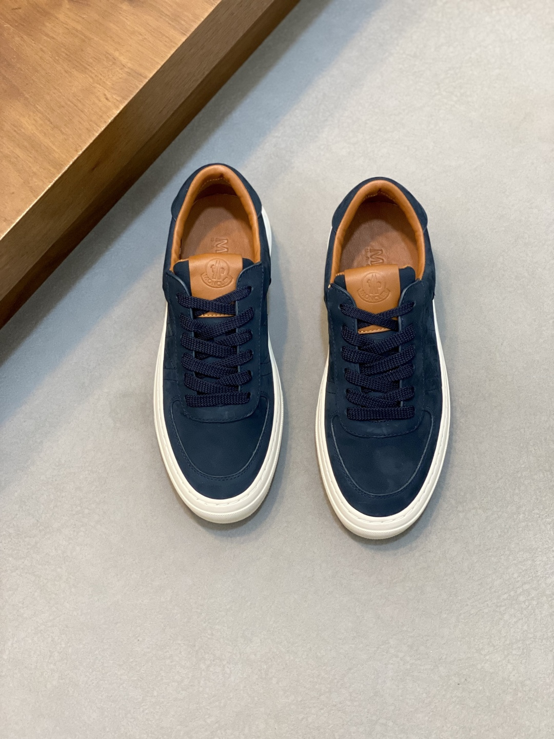 NO:341782,Moncler cover men's shoes and sneakers, imported cowhide surface, neoprene rubber, various materials are spliced ​​together. The upper is designed with shoelaces and rubber inserts, the heel Moncler logo, and the outsole is made of TPU + rubber + high elastic rubber foam combination. It has high elasticity and high wear resistance and improves comfort. It is worth buying whether it is the upper or color design!  Size39-44 (38 45 customized), cover-up casual shoes, Moncler, sneakers, cowhide19860909Moncler蒙口 男鞋运动鞋,进口牛皮面、氯丁橡胶 各种材质拼接打造,鞋面采用鞋带和橡胶嵌件设计,后跟Moncler标志,大底采用TPU+橡胶+高弹橡胶发泡组合成型,具有高弹性高耐磨性,提高舒适性,无论是鞋面还是颜色设计都值得入手！Size39-44（38 45定做）,蒙口 休闲鞋,Moncler,sneakers,cowhide,Men's shoes