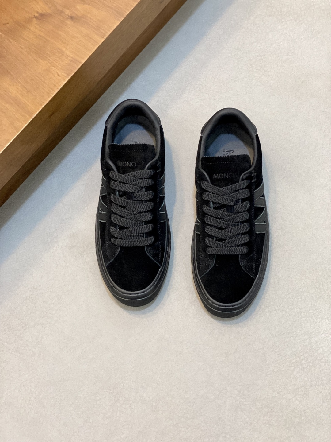 NO:555836,[Moncler/Mask] Top code number 39-44 (38 45 can be customized) Moncler muzzle men's sports shoes, imported cowhide leather, neoprene, made of various materials, the upper is designed with laces and rubber inserts, and the Moncler logo on the heel. The outsole is made of TPU + rubber + high elastic rubber foam combination, which has high elasticity and high wear resistance, improving comfort. Whether it is the upper or the color design, it is worth buying!  ,,Moncler,sneakers,cowhide19860909【Moncler/蒙口】 顶级 码数39-44（38 45可定做） Moncler蒙口 男鞋运动鞋,进口牛皮面、氯丁橡胶 各种材质拼接打造,鞋面采用鞋带和橡胶嵌件设计,后跟Moncler标志,大底采用TPU+橡胶+高弹橡胶发泡组合成型,具有高弹性高耐磨性,提高舒适性,无论是鞋面还是颜色设计都值得入手！,,Moncler,sneakers,cowhide,Men's shoes