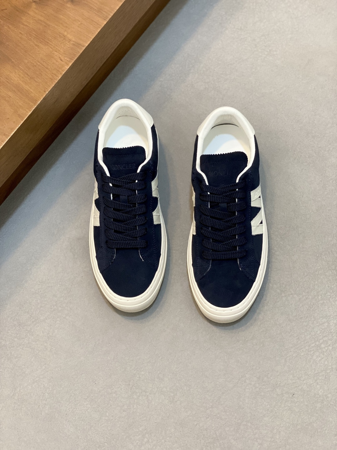 NO:341792,Moncler cover men's shoes and sneakers, imported cowhide surface, neoprene rubber, various materials are spliced ​​together. The upper is designed with shoelaces and rubber inserts, the heel Moncler logo, and the outsole is made of TPU + rubber + high elastic rubber foam combination. It has high elasticity and high wear resistance and improves comfort. It is worth buying whether it is the upper or color design!  Size39-44 (38 45 customized), cover-up casual shoes, Moncler, sneakers, cowhide19860909Moncler蒙口 男鞋运动鞋,进口牛皮面、氯丁橡胶 各种材质拼接打造,鞋面采用鞋带和橡胶嵌件设计,后跟Moncler标志,大底采用TPU+橡胶+高弹橡胶发泡组合成型,具有高弹性高耐磨性,提高舒适性,无论是鞋面还是颜色设计都值得入手！Size39-44（38 45定做）,蒙口 休闲鞋,Moncler,sneakers,cowhide,Men's shoes