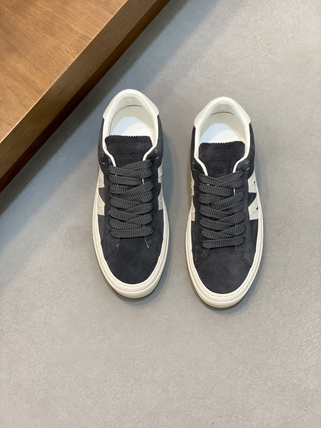 NO:555842,[Moncler/Mask] Top code number 39-44 (38 45 can be customized) Moncler muzzle men's sports shoes, imported cowhide leather, neoprene, made of various materials, the upper is designed with shoelaces and rubber inserts, and the Moncler logo on the heel. The outsole is made of TPU + rubber + high elastic rubber foam combination, which has high elasticity and high wear resistance, improving comfort. Whether it is the upper or the color design, it is worth buying!  ,,Moncler,sneakers,cowhide19860909【Moncler/蒙口】 顶级 码数39-44（38 45可定做） Moncler蒙口 男鞋运动鞋,进口牛皮面、氯丁橡胶 各种材质拼接打造,鞋面采用鞋带和橡胶嵌件设计,后跟Moncler标志,大底采用TPU+橡胶+高弹橡胶发泡组合成型,具有高弹性高耐磨性,提高舒适性,无论是鞋面还是颜色设计都值得入手！,,Moncler,sneakers,cowhide,Men's shoes