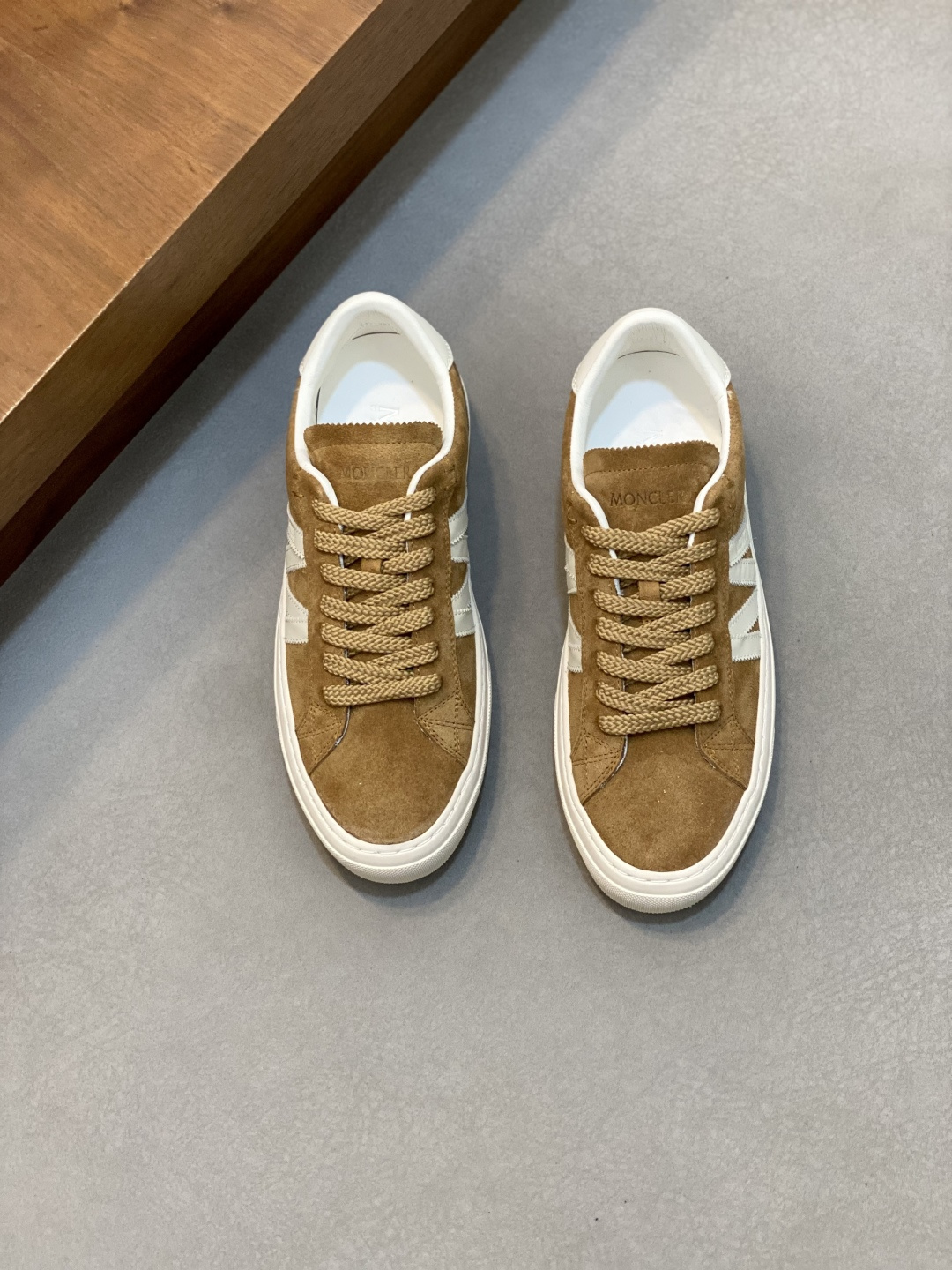 NO:555848,[Moncler/Mask] Top code number 39-44 (38 45 can be customized) Moncler muzzle men's sports shoes, imported cowhide leather, neoprene, made of various materials, the upper is designed with laces and rubber inserts, and the Moncler logo on the heel. The outsole is made of TPU + rubber + high elastic rubber foam combination, which has high elasticity and high wear resistance, improving comfort. Whether it is the upper or the color design, it is worth buying!  ,,Moncler,sneakers,cowhide19860909【Moncler/蒙口】 顶级 码数39-44（38 45可定做） Moncler蒙口 男鞋运动鞋,进口牛皮面、氯丁橡胶 各种材质拼接打造,鞋面采用鞋带和橡胶嵌件设计,后跟Moncler标志,大底采用TPU+橡胶+高弹橡胶发泡组合成型,具有高弹性高耐磨性,提高舒适性,无论是鞋面还是颜色设计都值得入手！,,Moncler,sneakers,cowhide,Men's shoes