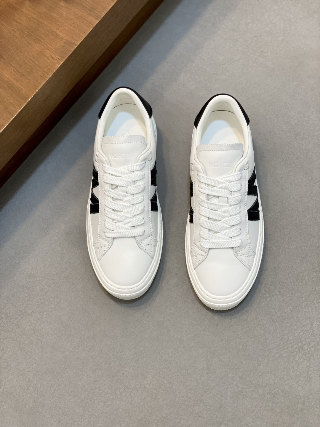 NO:355055,Moncler cover men's shoes and sneakers, imported cowhide surface, neoprene rubber, various materials are spliced ​​together. The upper is designed with shoelaces and rubber inserts, the heel Moncler logo, and the outsole is made of TPU + rubber + high elastic rubber foam combination. It has high elasticity and high wear resistance and improves comfort. It is worth buying whether it is the upper or color design!  Size39-44 (38 45 custom made), Moncler, sneakers, cowhide19860909Moncler蒙口 男鞋运动鞋,进口牛皮面、氯丁橡胶 各种材质拼接打造,鞋面采用鞋带和橡胶嵌件设计,后跟Moncler标志,大底采用TPU+橡胶+高弹橡胶发泡组合成型,具有高弹性高耐磨性,提高舒适性,无论是鞋面还是颜色设计都值得入手！Size39-44（38 45定做）,,Moncler,sneakers,cowhide,Men's shoes