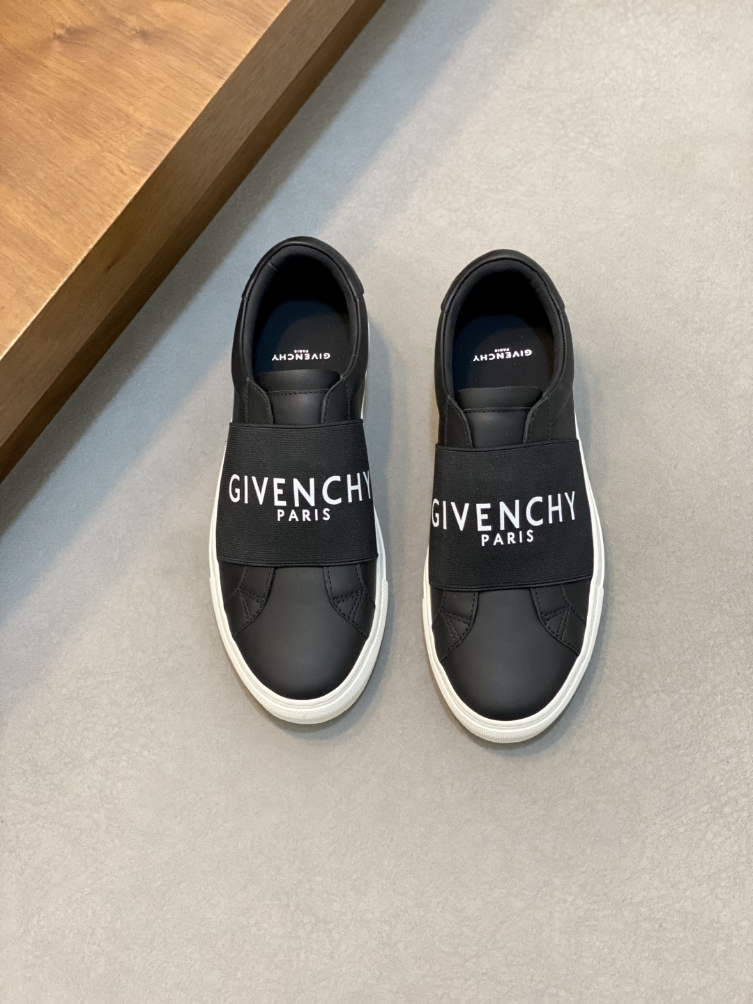 NO:341787,【GIVENCHY】Givenchy - High-end quality Original single - Upper; Napa calfskin, reverse velvet calfskin, shoe body silk-print brand logo - Inner water dyed cowhide - Outsole ultra-light TPR·rubber; Formed sole - Ultra-high quality control, fine workmanship highlighted (high-end, noble, grade) -Size 39-44 (38,45, custom made)·, Givenchy casual shoes, given, given, cowhide19860909【GIVENCHY】纪梵希 -高端品质 原单 -鞋面；纳帕小牛皮、反绒小牛皮、鞋身丝印品牌logo -内里水染牛皮 -大底超轻TPR·橡胶; 成型大底 -超高品控·做工精细凸显(高端·贵气·档次) -Size 39-44（38,45,可订做)·,纪梵希休闲鞋,givenchy,givenchy,cowhide,Men's shoes