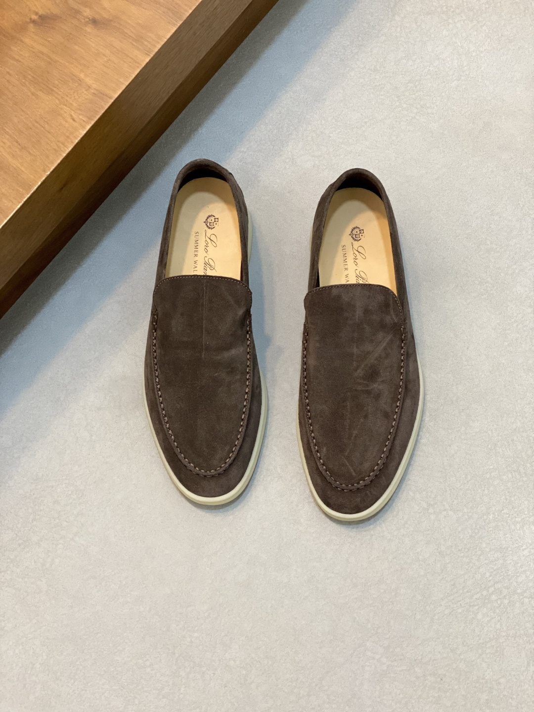 NO:553001,LoroPiana Couple's suede leather slip-on casual men's loafers. These slip-on shoes are made of suede cow leather fabric, treated with water-repellent and stain-proof treatment, and equipped with an ultra-light and soft rubber outsole. They are ideal for daily casual wear in summer. The high-quality metal-free tanning and tumbling process highlights the natural texture of the leather, and the double-layer sole effect makes it can also be used as daily shoes to create a casual style!  Comes with shoe storage bag in original box!  Women's size 35-36-37-38-39-40 (41 can be customized but does not support returns) Men's size 39-40-41-42-43-44 (45/46 can be customized but does not support returns) Standard leather shoe sizes, LP casual shoes, loro piana, loro piana, loafers, cowhide19860909LoroPiana/诺悠翩雅 情侣款绒面皮革一脚蹬休闲男鞋乐福鞋 这款套脚鞋采用绒面牛皮革面料,经防泼水防污处理,搭配超轻柔软橡胶大底,夏季日常休闲装扮的理想之选.高质量的无金属鞣制和翻滚工艺,凸显了皮革的天然纹理,双层鞋底效果,使其也可作为日常鞋履,打造休闲风格！配原盒包装鞋履收纳袋！ 女码35-36-37-38-39-40（41可定做但不支持退换） 男码39-40-41-42-43-44（45/46可定做但不支持退换） 标准皮鞋尺码,LP休闲鞋,loro piana,loro piana,loafers,cowhide,Men's shoes