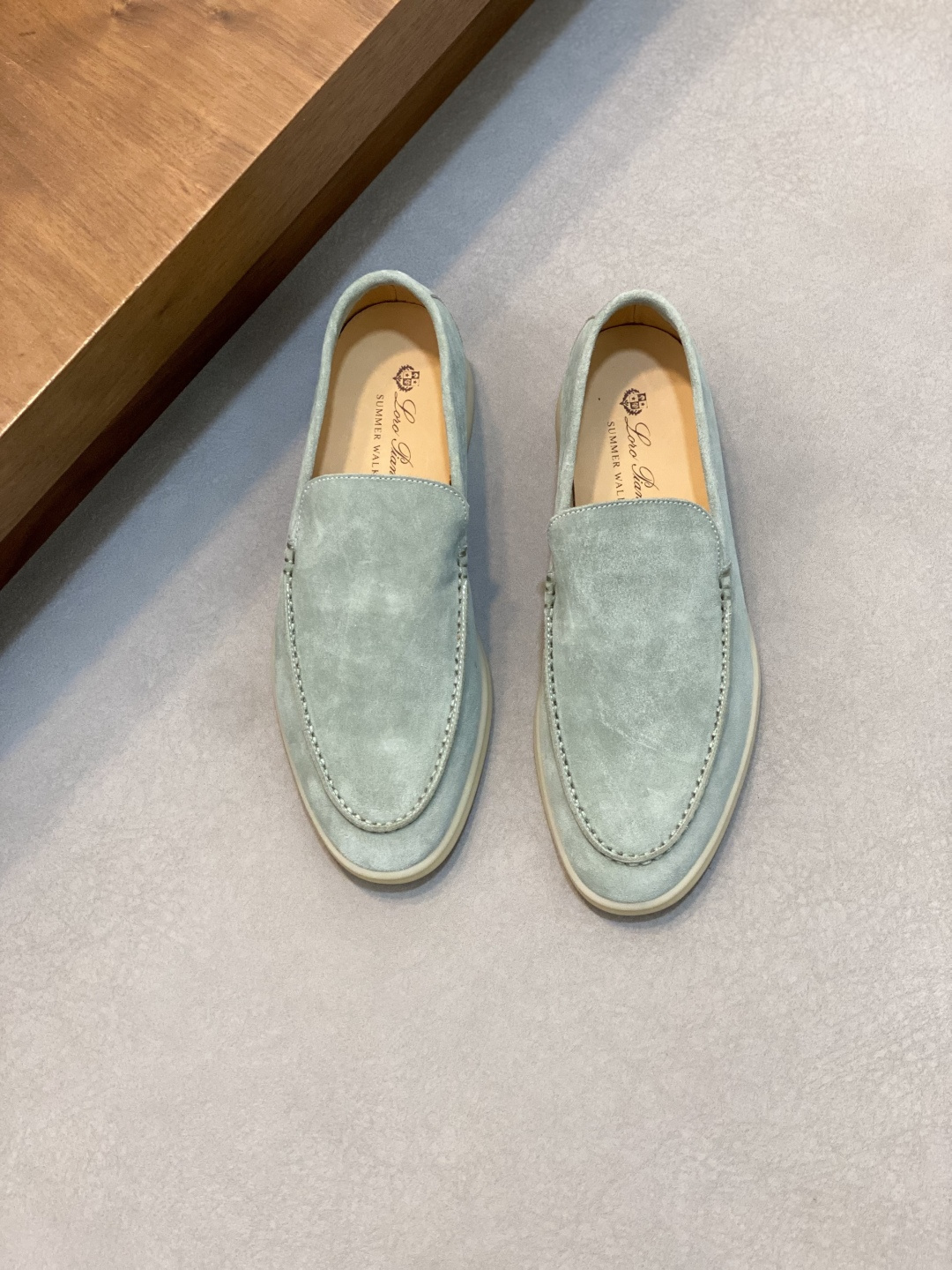 NO:341861,LoroPiana/Nuoyoupiana couple's suede leather casual men's shoes Loafers This footwear is made of suede cowhide leather fabric, water-resistant and stain-resistant, and is paired with an ultra-light soft rubber outsole, which is ideal for daily casual outfits in summer. The high-quality metal-free tanning and rolling process highlights the natural texture of the leather and the double-layer sole effect, making it also a daily shoe to create a casual style!  With original box packaging shoe storage bag!  Women's size 35-36-37-38-39-40 (41 can be customized but does not support return and exchange) Men's size 39-40-41-42-43-44 (45/46 can be customized but does not support return and exchange) Standard leather shoe size, LP casual shoes, loro piana, loro piana, loafers, cowhide19860909LoroPiana/诺悠翩雅 情侣款绒面皮革一脚蹬休闲男鞋乐福鞋 这款套脚鞋采用绒面牛皮革面料,经防泼水防污处理,搭配超轻柔软橡胶大底,夏季日常休闲装扮的理想之选.高质量的无金属鞣制和翻滚工艺,凸显了皮革的天然纹理,双层鞋底效果,使其也可作为日常鞋履,打造休闲风格！配原盒包装鞋履收纳袋！ 女码35-36-37-38-39-40（41可定做但不支持退换） 男码39-40-41-42-43-44（45/46可定做但不支持退换） 标准皮鞋尺码,LP休闲鞋,loro piana,loro piana,loafers,cowhide,Men's shoes