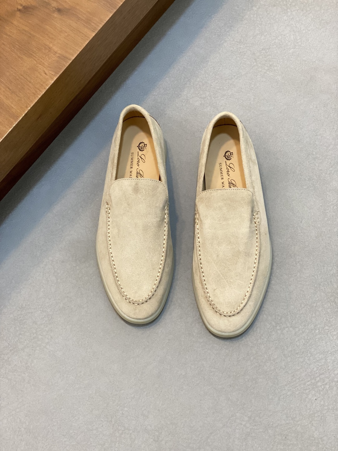 NO:553069,LoroPiana Couple's suede leather slip-on casual men's loafers. These slip-on shoes are made of suede cow leather fabric, treated with water-repellent and stain-proof treatment, and equipped with an ultra-light and soft rubber outsole. They are ideal for daily casual wear in summer. The high-quality metal-free tanning and tumbling process highlights the natural texture of the leather, and the double-layer sole effect makes it can also be used as daily shoes to create a casual style!  Comes with shoe storage bag in original box!  Women's size 35-36-37-38-39-40 (41 can be customized but does not support returns) Men's size 39-40-41-42-43-44 (45/46 can be customized but does not support returns) Standard leather shoe sizes, LP casual shoes, loro piana, loro piana, loafers, cowhide19860909LoroPiana/诺悠翩雅 情侣款绒面皮革一脚蹬休闲男鞋乐福鞋 这款套脚鞋采用绒面牛皮革面料,经防泼水防污处理,搭配超轻柔软橡胶大底,夏季日常休闲装扮的理想之选.高质量的无金属鞣制和翻滚工艺,凸显了皮革的天然纹理,双层鞋底效果,使其也可作为日常鞋履,打造休闲风格！配原盒包装鞋履收纳袋！ 女码35-36-37-38-39-40（41可定做但不支持退换） 男码39-40-41-42-43-44（45/46可定做但不支持退换） 标准皮鞋尺码,LP休闲鞋,loro piana,loro piana,loafers,cowhide,Men's shoes