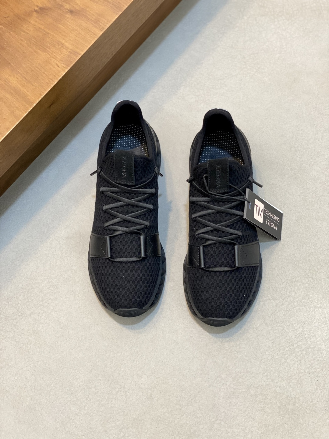 NO:341905,ZEGNA/Jenia Men's new ergonomic air column low-top sneakers, top quality products in Dongguan, 11 development, top version of the market!  This low-top sneaker knitted fabric is integrated with calf leather decoration, contrasting color style design, and double combination of foot laces for easy putting on and taking off. The style is versatile!  Paired with the original Vibram ergonomic air column, super soft and elastic high-height sole, bonded to a high-density rubber midsole, no glue is applied or the bottom is removed, and the tension resistance value per square centimeter is tested is as high as 3.5 kg, which is durable!  Rich craftsmanship details, clean and simple design lines are very versatile, the tongue and heel are decorated with logo logos, men's casual sports shoes trendy items, complete set of original packaging and dust bags!  Size 39-40-41-42-43-44 Standard leather shoe size (45 can be customized but does not support return and exchange), Zegna casual sneakers, zegna, sneakers19860909ZEGNA/杰尼亚 男士新款人体工学气柱低帮运动鞋 莞产顶级精品,11开发,市场顶级版本！这款低帮运动鞋针织织物,融入小牛革装饰,撞色风格设计,套脚系带双重组合,便于穿脱,款式百搭！搭配原厂Vibram人体工学气柱超柔超弹增高鞋底,与高密度橡胶中底粘合,不开胶不掉底,测试每平方厘米抗拉力值高达3.5公斤,经久耐穿！丰富的工艺细节,干净简洁的设计线条非常百搭,鞋舌及后跟饰有logo标识,男士休闲运动鞋潮流单品,配全套原包装及防尘袋！ 码数39-40-41-42-43-44 标准皮鞋码（45可定做但不支持退换）,杰尼亚 休闲运动鞋,zegna,sneakers,Men's shoes