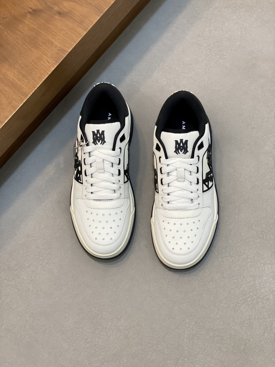 NO:341919,[Couple Model] Amiri MA-1 series casual sports shoes shipped. The raw materials from Dongguan are very popular, the tongue cloth with anti-counterfeiting (under fluorescent light), the fabric is strictly customized according to the original color card, developed 1:1, the top version of the market, and supports comparison!  !  !  The upper uses original custom imported cowhide + mesh, inside breathable mesh, rubber foam combination TPU outsole, Amiri's brand letters and MA logo appear on the side of the shoe. Amiri's new season has abandoned the rock punk style and used a large number of unsaturated colors. Morandi tones, whether you see or wear it, it will make people feel very physical and mentally happy. The big tongue of the bread shoes continues, shortening the length of the shoe body, thickening the midsole, and making the toe more rounded. Multi-color options are available!  With original box packaging dust bag [pink no male size] Women's size 35-36-37-38-39 Men's size 39-40-41-42-43-44 (45 customized) Standard leather shoes size purchase, AMIRI bone shoes, amiri, cowhide19860909【情侣款】Amiri MA-1系列休闲运动板鞋出货 莞产原材料猛货,鞋舌布标带防伪（荧光灯下）,面料严格按照原厂色卡订做,1:1开发,市场顶级版本,支持对比！！！ 鞋面采用原版定制进口头层牛皮+网面,内里透气网里,橡胶发泡组合TPU大底,Amiri的品牌字母和 MA标识出现在鞋身侧面. Amiri新一季放弃了摇滚朋克的风格,使用了大量不饱和色系,莫兰迪色调,无论是看到还是穿上,都是会让人非常身心愉悦,面包鞋的大鞋舌延续了下来,缩短了鞋身的长度,加厚了中底,鞋头部分更加圆润. 多色可选！配原盒包装防尘袋【粉色没男码】 女码35-36-37-38-39 男码39-40-41-42-43-44（45订做） 标准皮鞋尺码选购,AMIRI骨头鞋,amiri,cowhide,Men's shoes