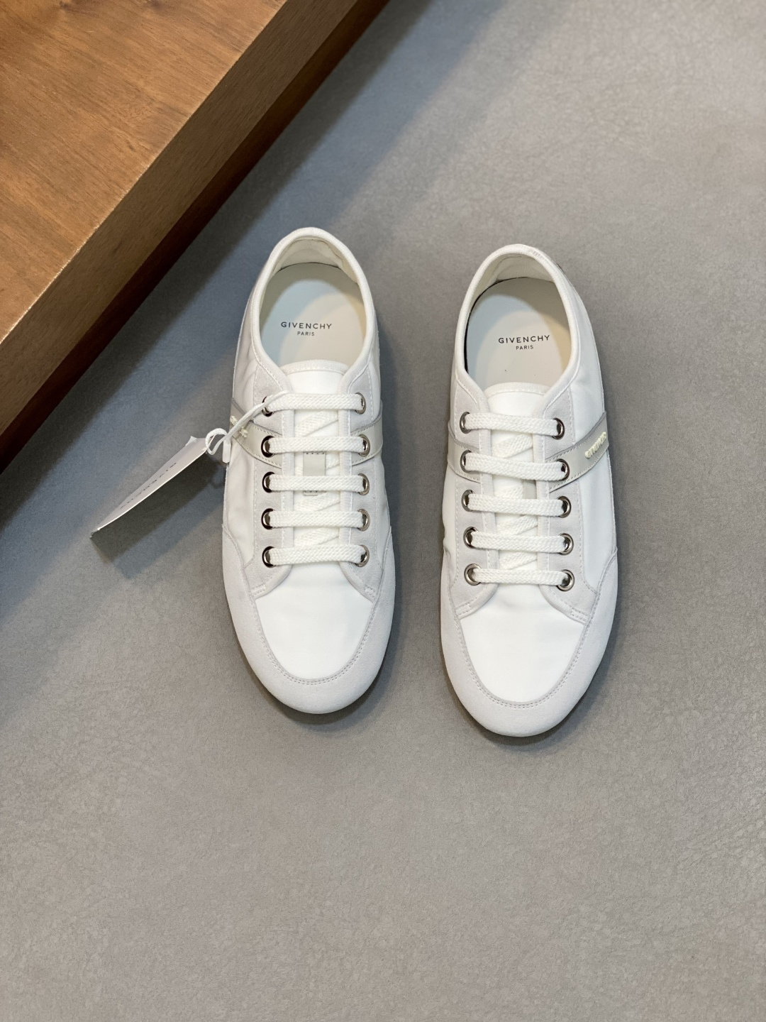 NO:341897,GIVENCHY/Givenchy slim low-top sneakers This lace-up sneaker is made of nylon fabric and suede leather splicing, decorated with calfskin lines on both sides, the 