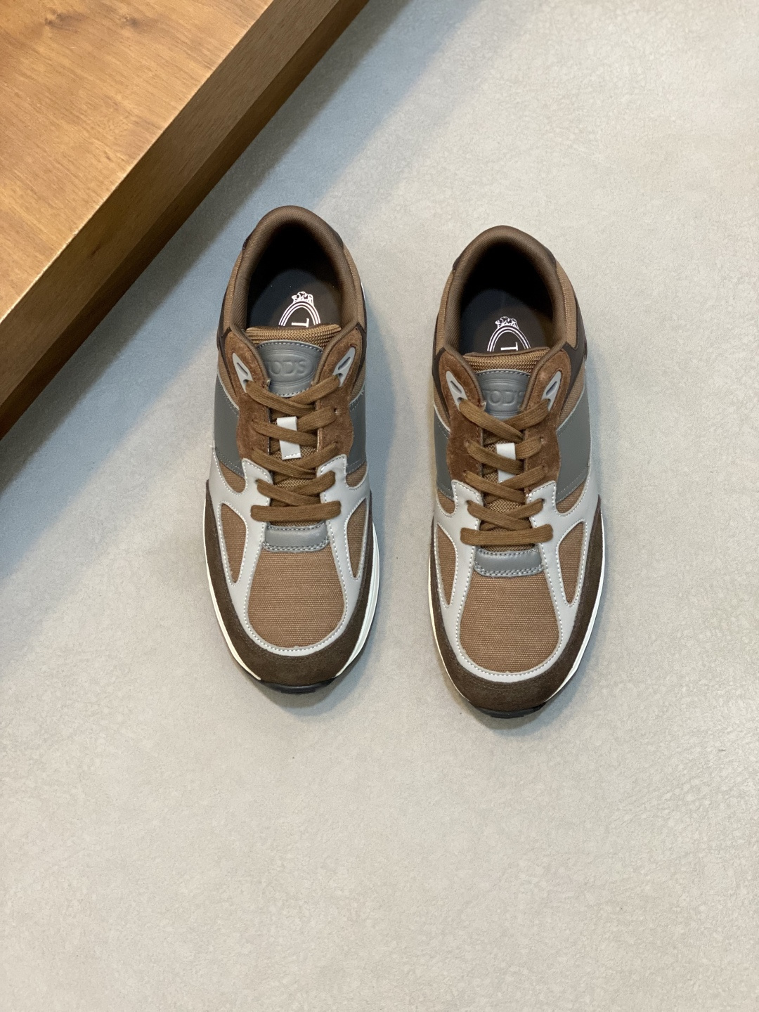 NO:341912,T top purchasing agent, support, new products of the street-fried street-fried men's hot casual shoe counter, upper imported Italian cowhide, classic and generous layout, imported water-dye cowhide inner cowhide pad, sole, original original sole, exclusive movable molded sole is super comfortable, original order goods, high quality, can enter and exit the counter at will, welcome to compare, size 38-44 (can be ordered 45), TOD'S casual shoes, Tod's, cowhide19860909T 顶级代购 托 炸街男神爆款休闲板鞋专柜新品同步,鞋面意大利进口牛皮,经典大方版面男士气质,进口水染牛皮内里牛皮垫,鞋底世原厂特供原版底,独家活动成型底超级舒适,原厂跟单货,高品质,可随意进出专柜,欢迎对比,码数 38-44（可订45）,TOD'S 休闲鞋,Tod's,cowhide,Men's shoes