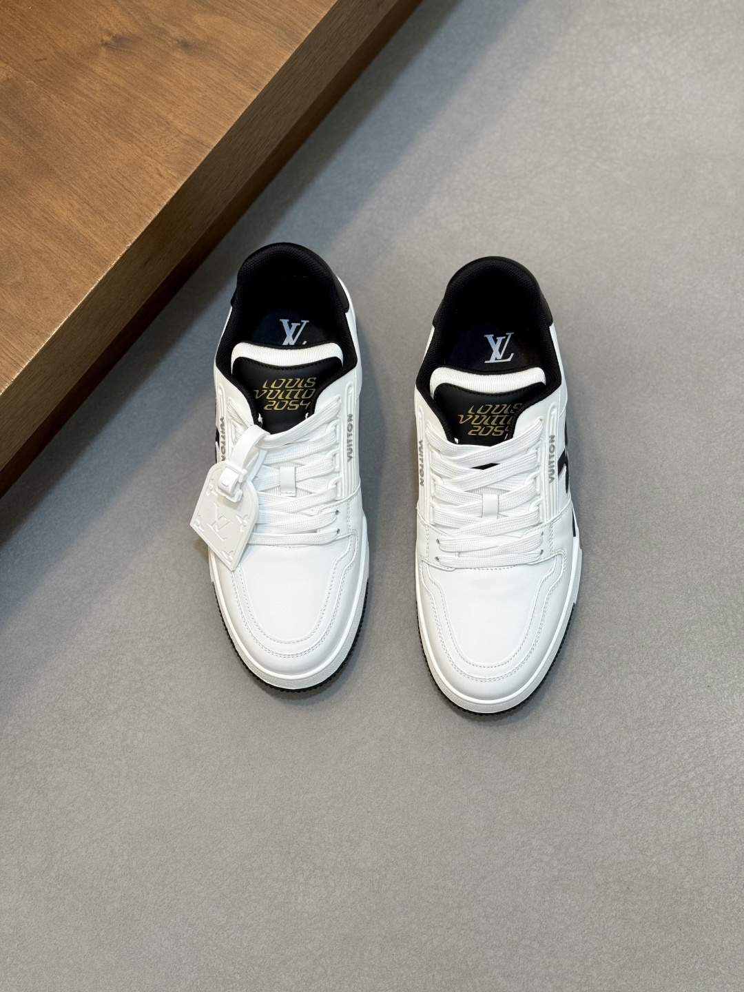 NO:341882,L Top Purchase Road New Products of Street Fried Street Men's Gods are coming, Men's Super Popular Sports Buzzer Counter New Style, Original equipped with Italian imported cowhide fabric, complex craftsmanship and domineering appearance are more fashionable, imported breathable mesh fabric inner mat, breathable and comfortable Soles are originally specially supplied with original soles, super comfortable, original order goods are high quality, can enter and exit the counter at will, welcome to compare, number 38-44 (order 45 46), Louis Vuitton, louis vuitton, cowhide19860909L 顶级代购 路 炸街男神新品来袭,男士超人气运动爆款专柜新款,原厂配置意大利进口牛皮面料,复杂工艺霸气的外观搭配新底更加潮达人,进口透气网布内里垫,透气舒适 鞋底原厂特供原版底超级舒适,原厂跟单货高品质,可随意进出专柜,欢迎对比,码数 38-44（ 订 45 46）,路易威登,louis vuitton,cowhide,Men's shoes