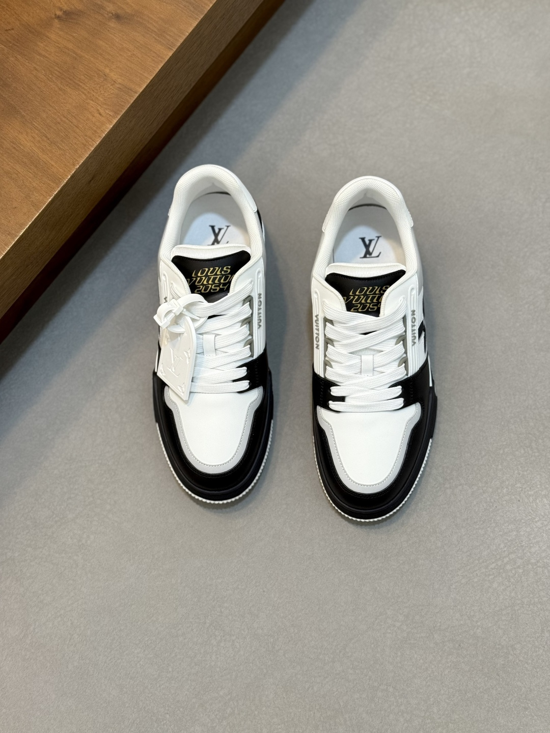 NO:552963,L Top Purchasing Agent Road Street God's new product is coming, a new model for men's super popular sports hot-selling counters, the original factory is equipped with imported cowhide fabrics from Italy, the complex and domineering appearance is more fashionable with the new sole, the imported breathable mesh inner pad is breathable and comfortable, the original sole is specially provided by the original factory and is super comfortable, the original factory and single goods are of high quality, you can go in and out of the counter at will, welcome to compare, code number 38-44 (order 45 46), Louis Vuitton, louis  vuitton,cowhide19860909L 顶级代购 路 炸街男神新品来袭,男士超人气运动爆款专柜新款,原厂配置意大利进口牛皮面料,复杂工艺霸气的外观搭配新底更加潮达人,进口透气网布内里垫,透气舒适 鞋底原厂特供原版底超级舒适,原厂跟单货高品质,可随意进出专柜,欢迎对比,码数 38-44（ 订 45 46）,路易威登,louis vuitton,cowhide,Men's shoes