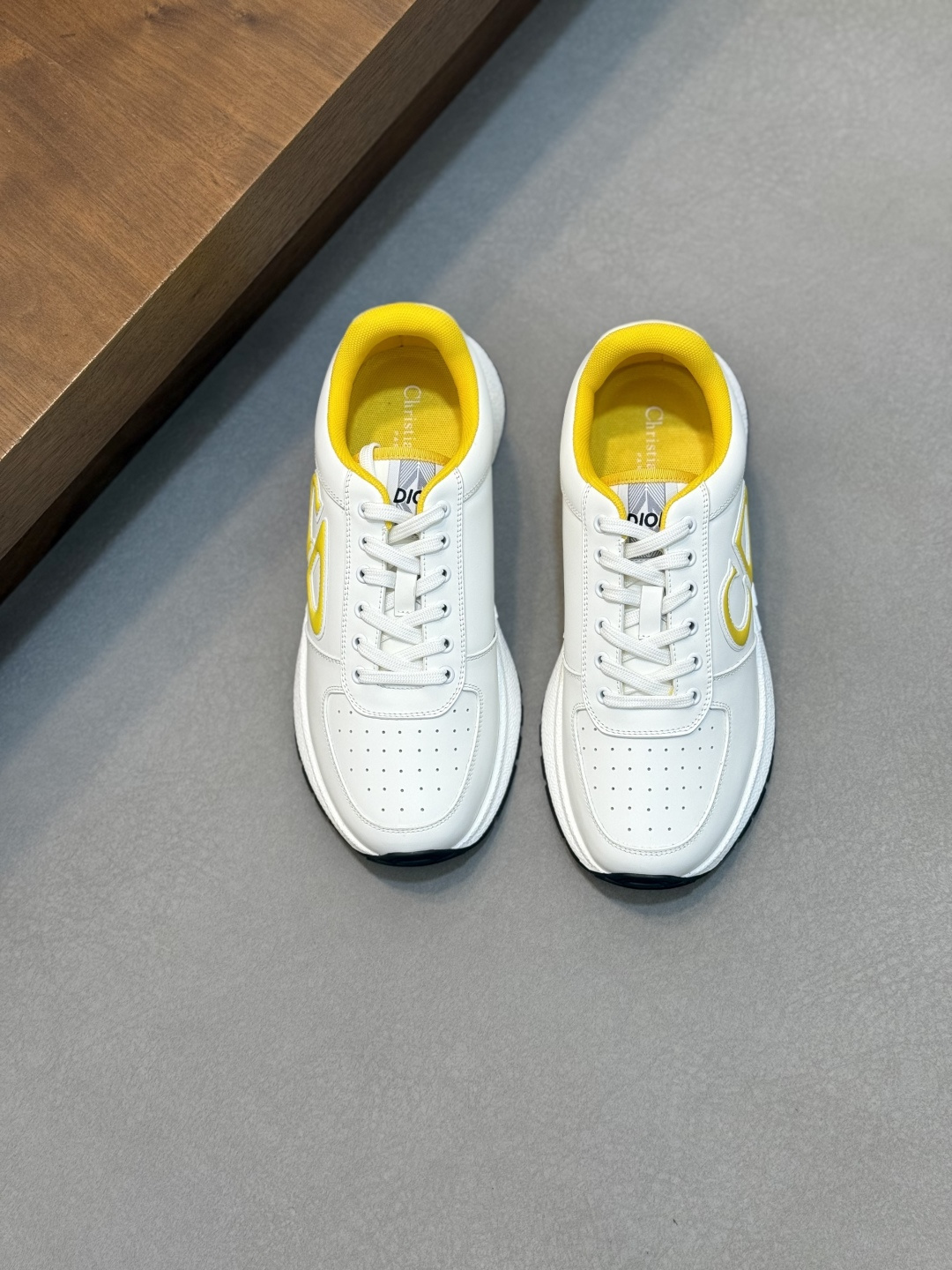 NO:341890,Dior's latest men's fashion sneakers This item draws inspiration from retro jogging shoes. It adopts a thick low-top design, a selected mesh fabric splicing upper, paired with ultra-light rubber foam sole. The sides are decorated with embossed 