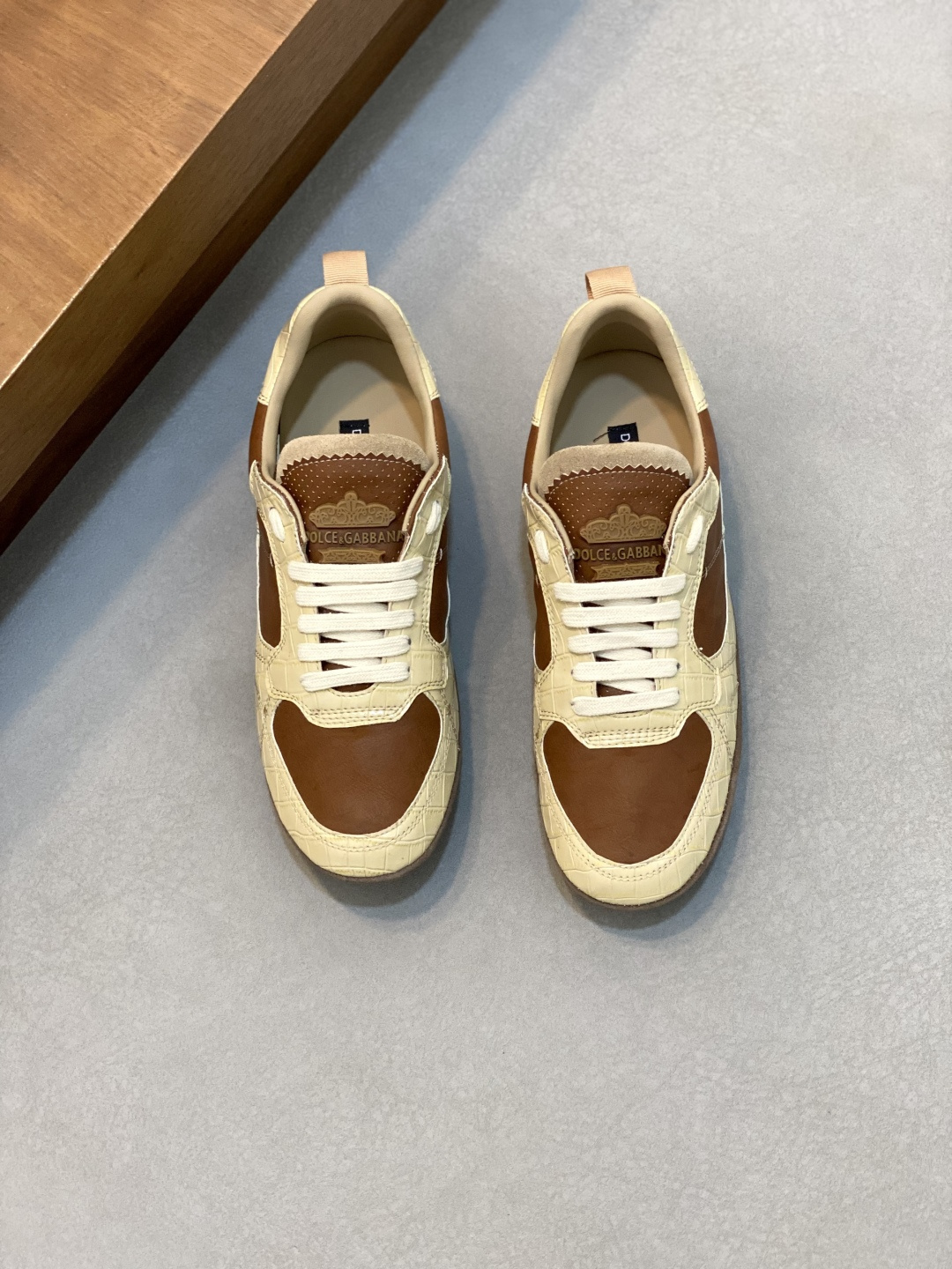 NO:341977,2025D&G calfskin logo men's casual shoes. As a symbol of exquisite craftsmanship and exquisite details, the new electroplated DG logo is embellished, and high-frequency craftsmanship creates a three-dimensional silhouette. Imported cowhide upper + cowhide inner + original rubber outsole, hand-sewing technology, a must-have artifact in summer Size: 39-44 (38.45 46 customized), DG casual shoes, Dolce&Gabbana, cowhide198609092025D&G小牛皮徽标男士休闲鞋. 作为精湛工艺和精美细节的象征,全新点缀电镀DG徽标,高频工艺成就立体廓形. 进口牛皮鞋面+牛皮内里+原版橡胶大底、手工缝制工艺技术、夏天必备神器 Size:39-44（38.45 46 定做）,DG休闲鞋,Dolce&Gabbana,cowhide,Men's shoes